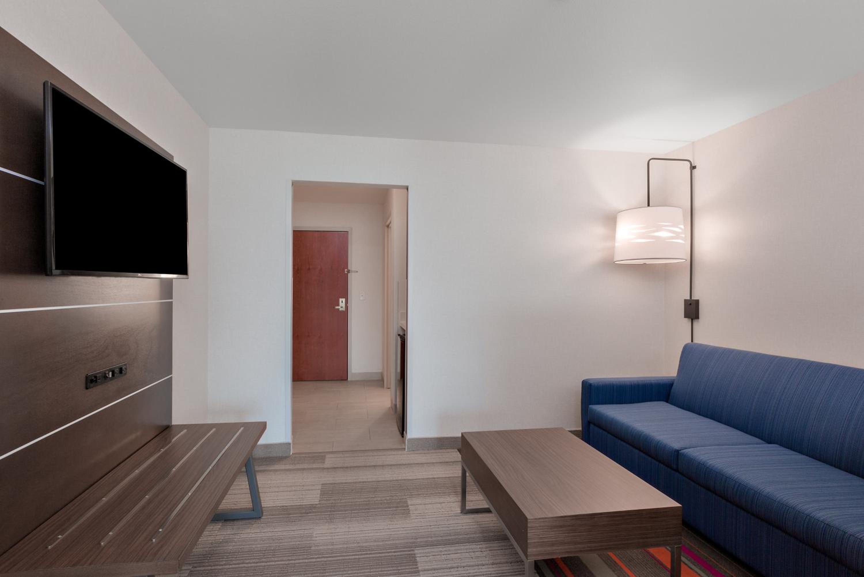 Queen Suite - Photo 2