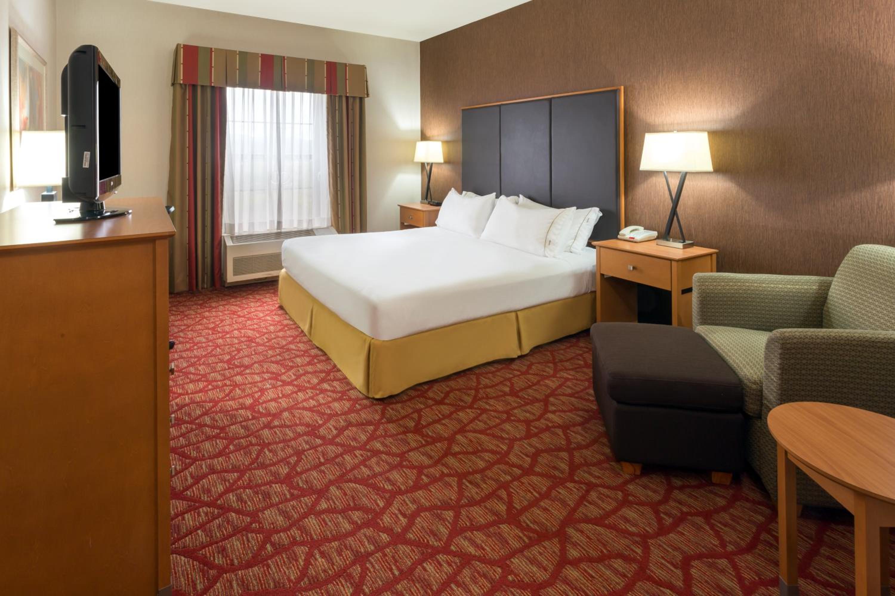 King Room with Roll-In Shower - Disability Access
