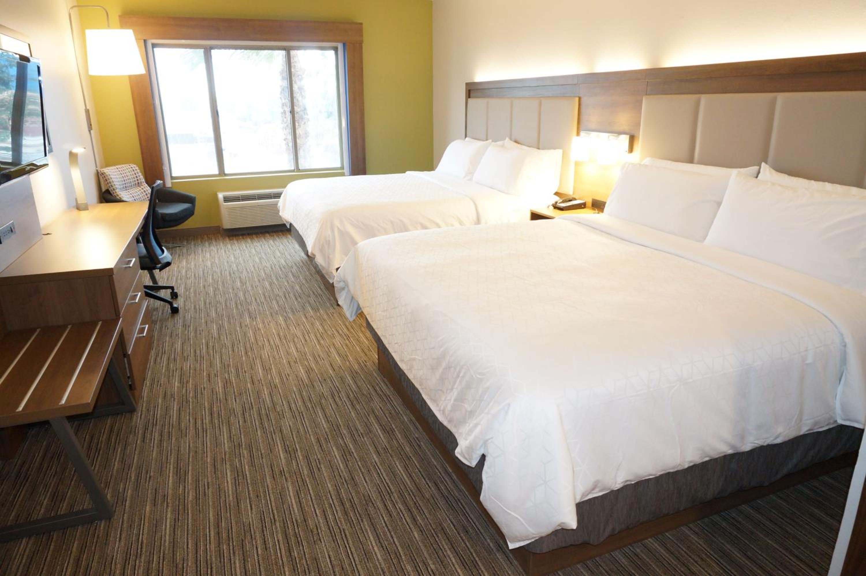Standard King Room with Two King Beds - Photo 9