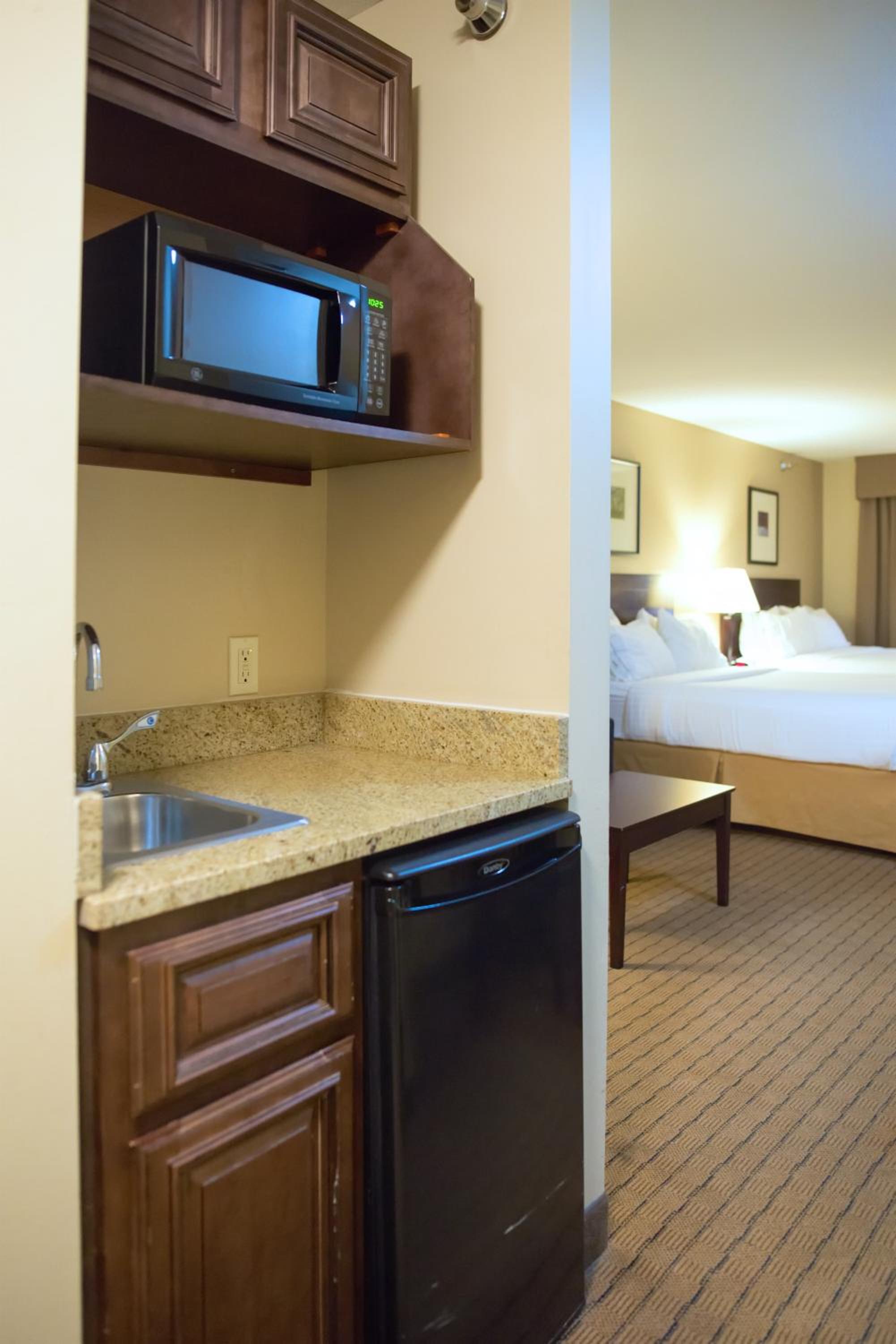 Queen Suite with Two Queen Beds - Photo 7