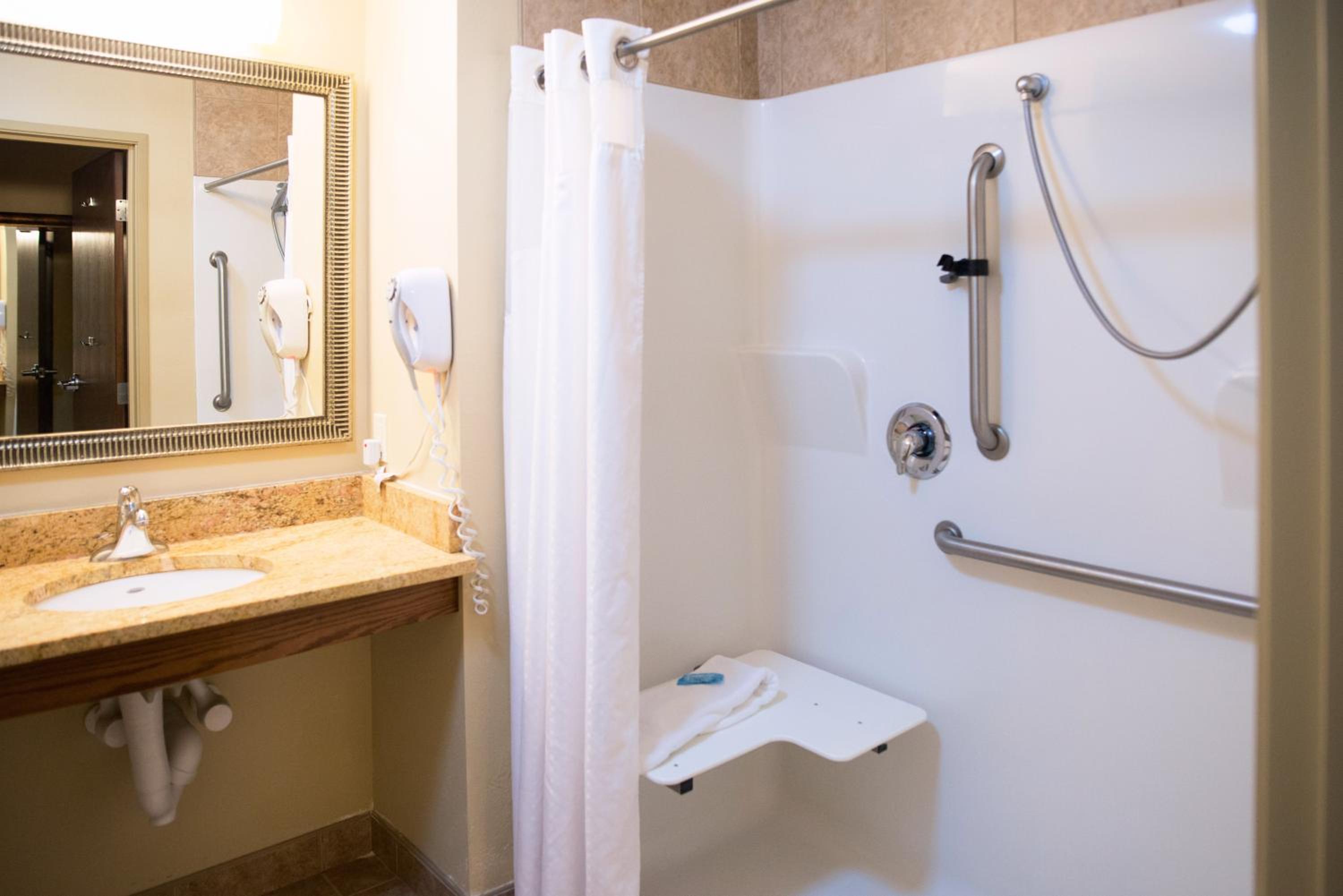 Queen Room with Two Queen Beds Hearing Accessible with Roll-In Shower - Non-Smoking - Photo 3