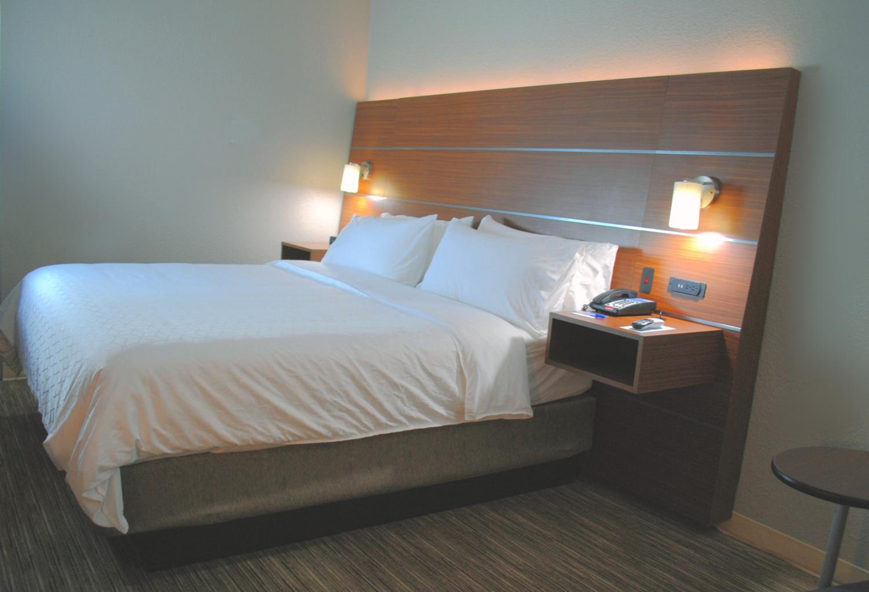 King Room with Roll-In Shower - Mobility Access