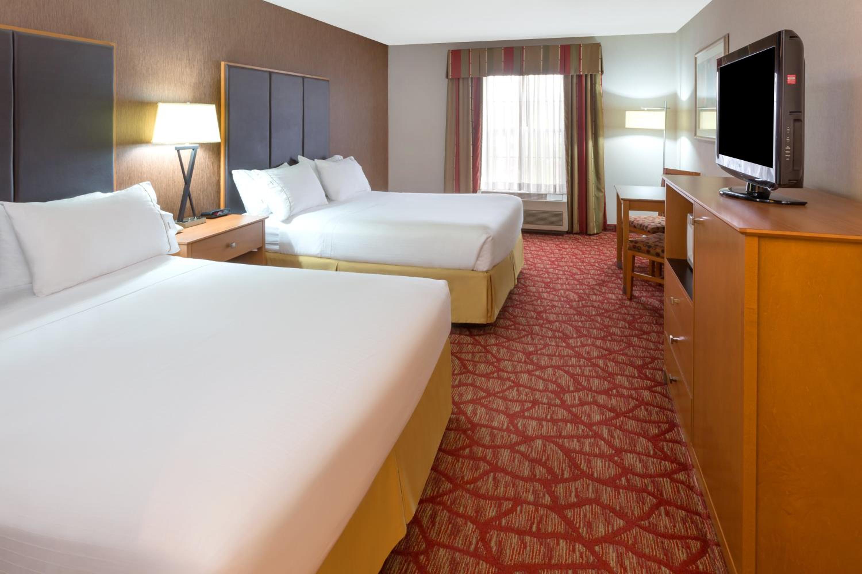 Standard Queen Room with Two Queen Beds - Photo 3
