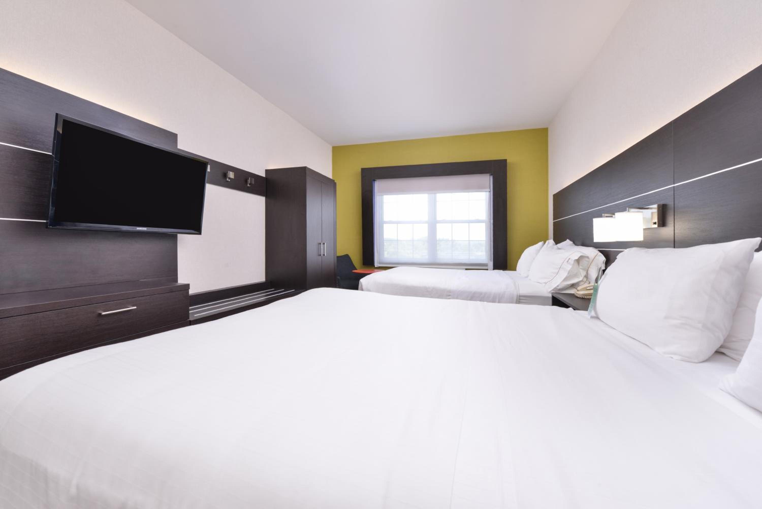 Room with Two Double Beds and Sofa Bed - Non-Smoking photo 3