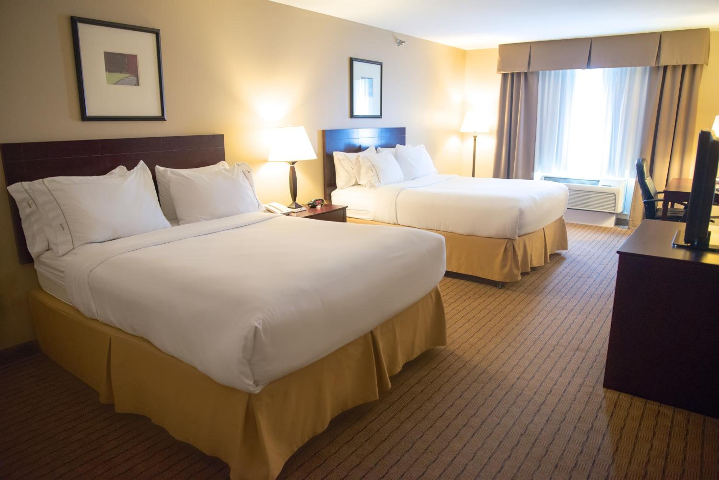Standard Room with Two Queen Beds - Photo 3