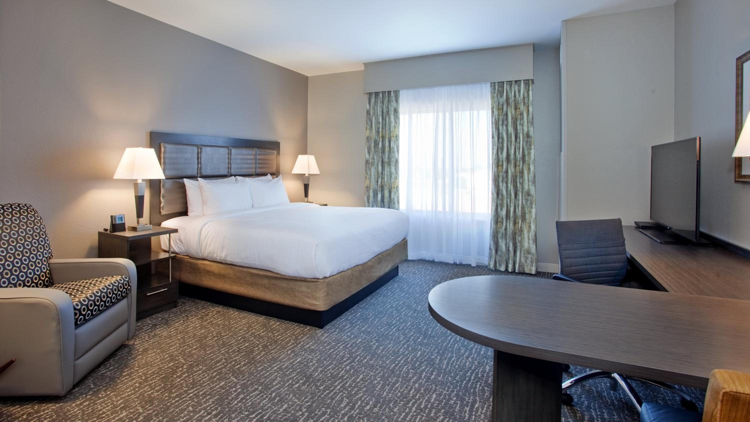 One-Bedroom King Suite with Communications Accessible Roll-In Shower