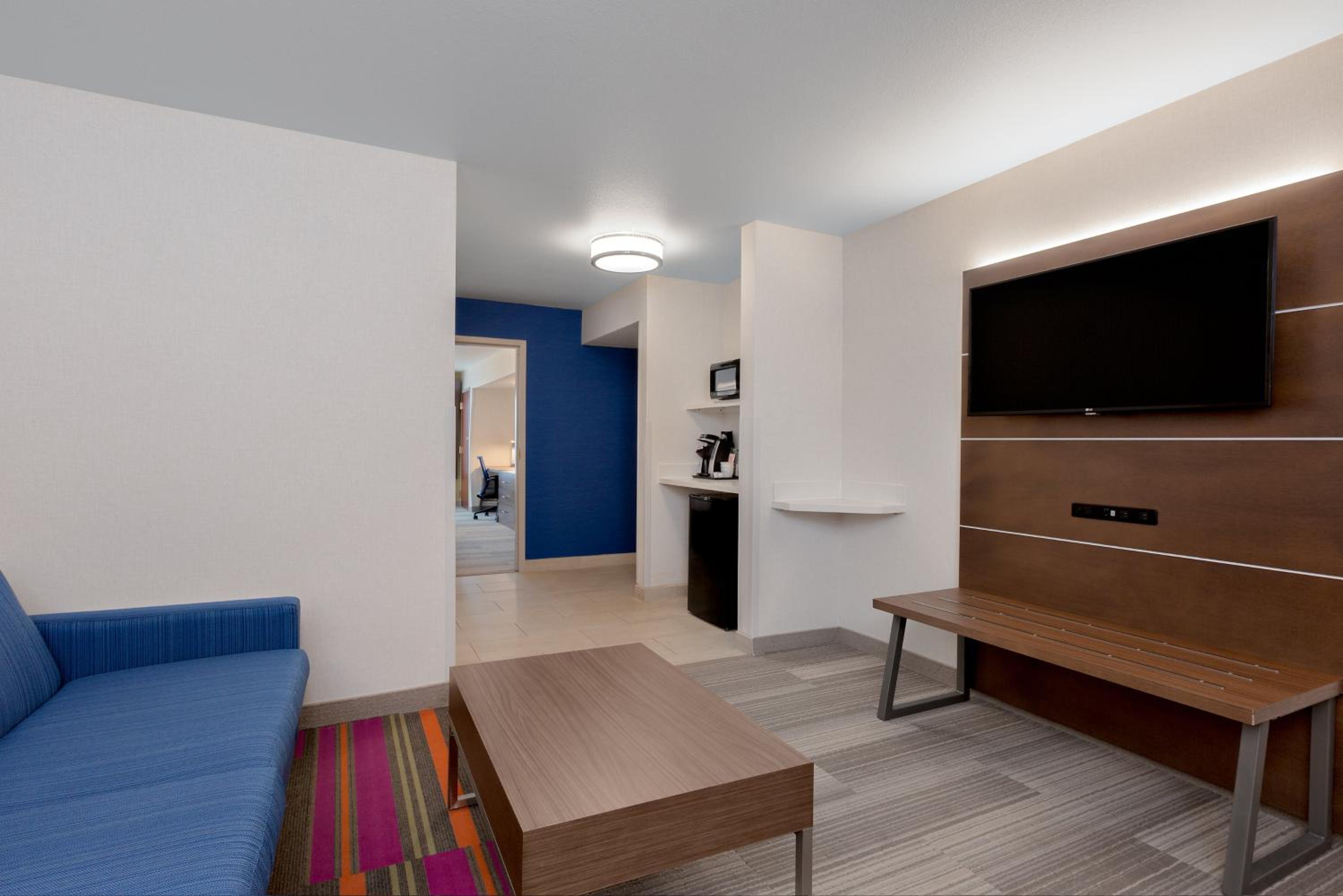 One-Bedroom Suite with Two Queen Beds - Photo 1