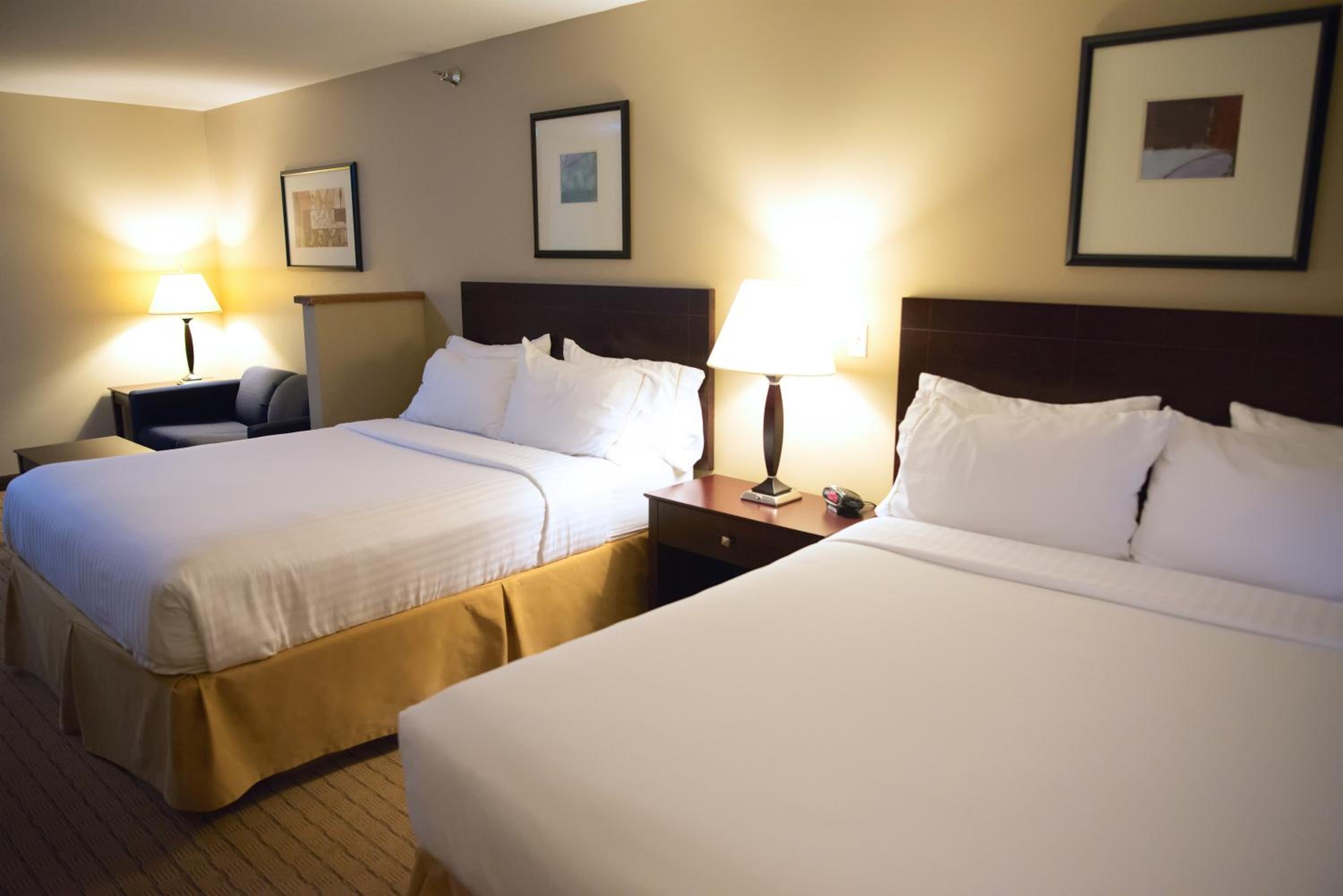 Standard Room with Two Queen Beds - Photo 1