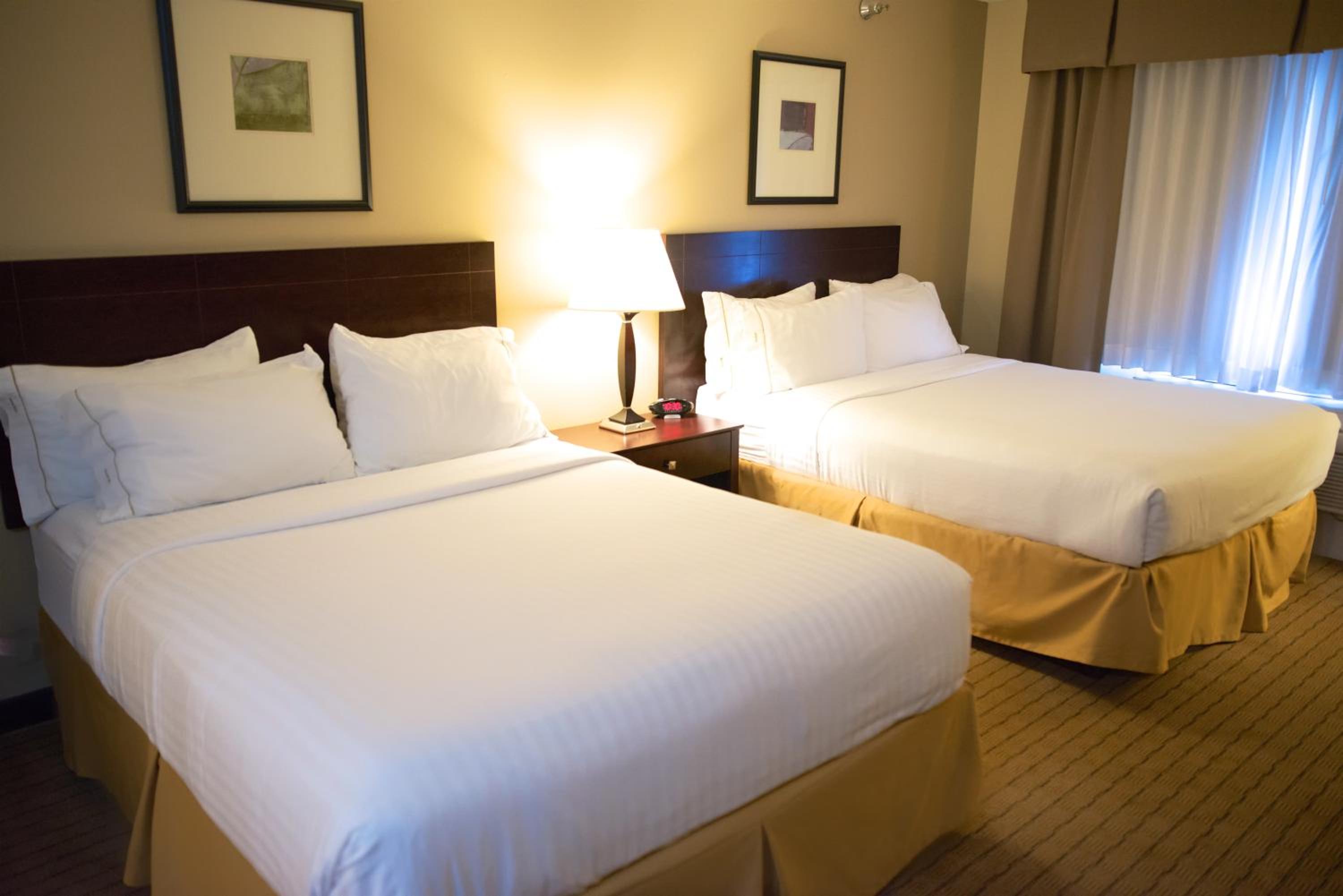 Standard Room with Two Queen Beds - Photo 5