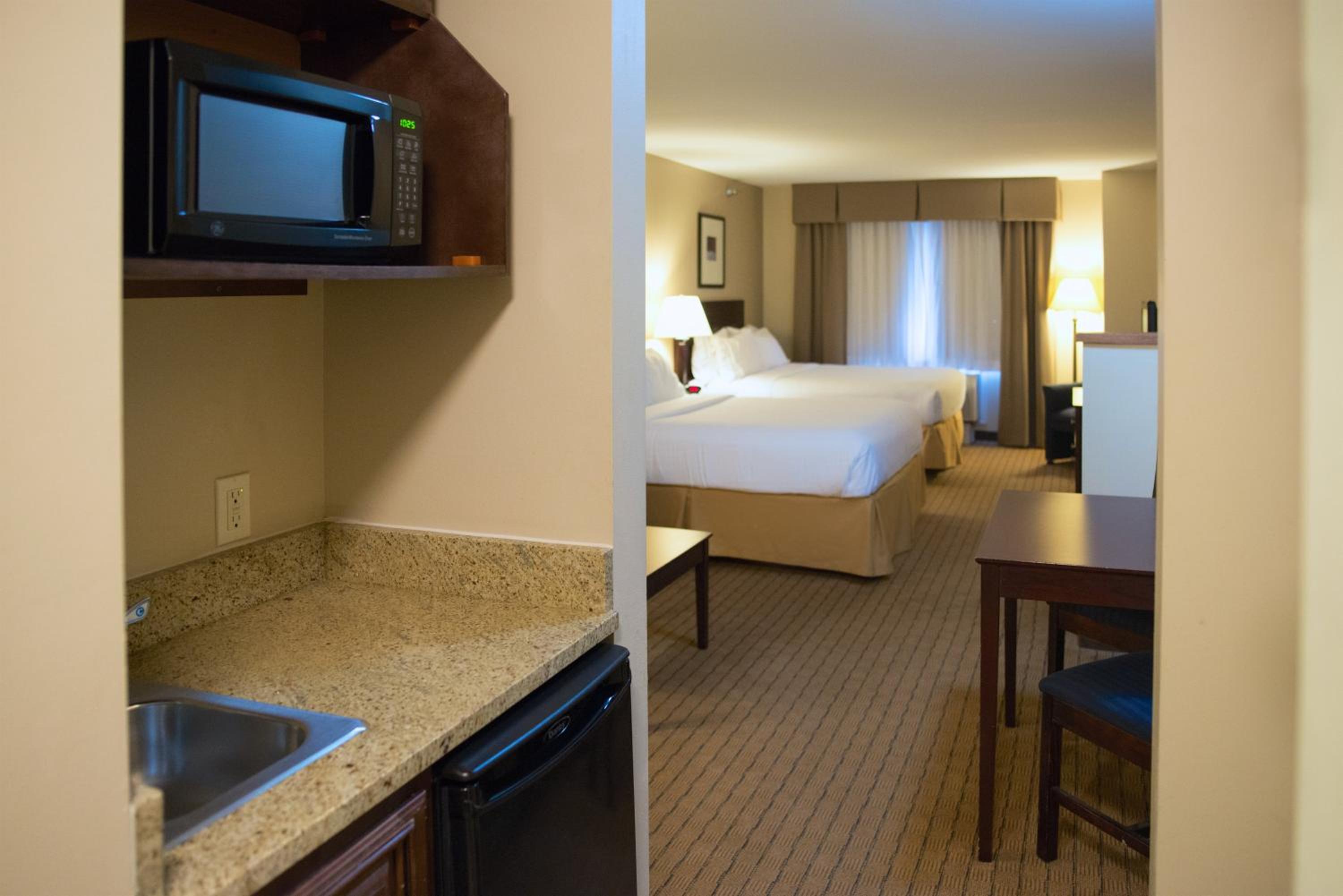 Queen Suite with Two Queen Beds - Photo 1
