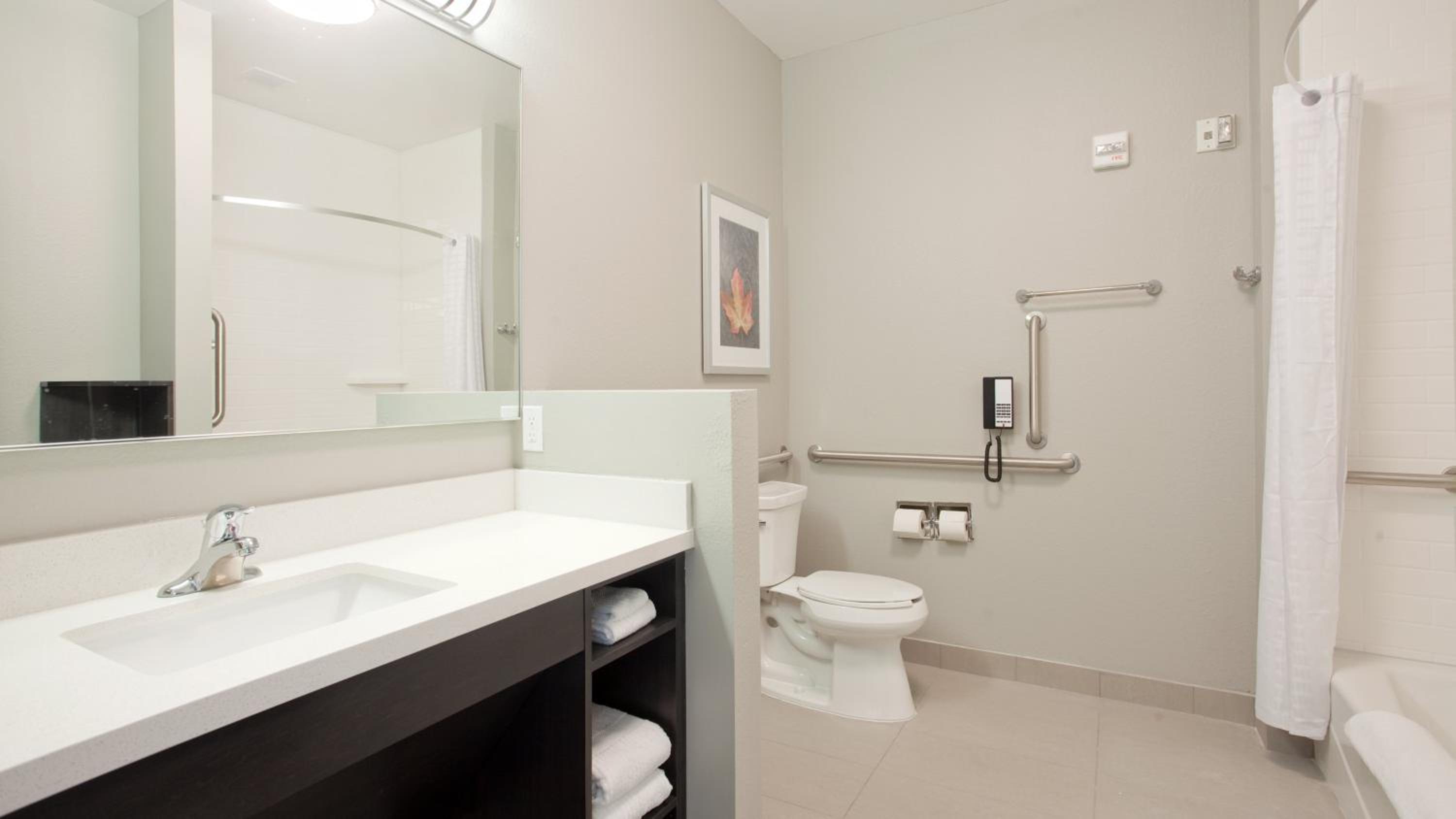 Studio Suite with Two Queen Beds and Hearing Mobility Accessible Tub photo 2