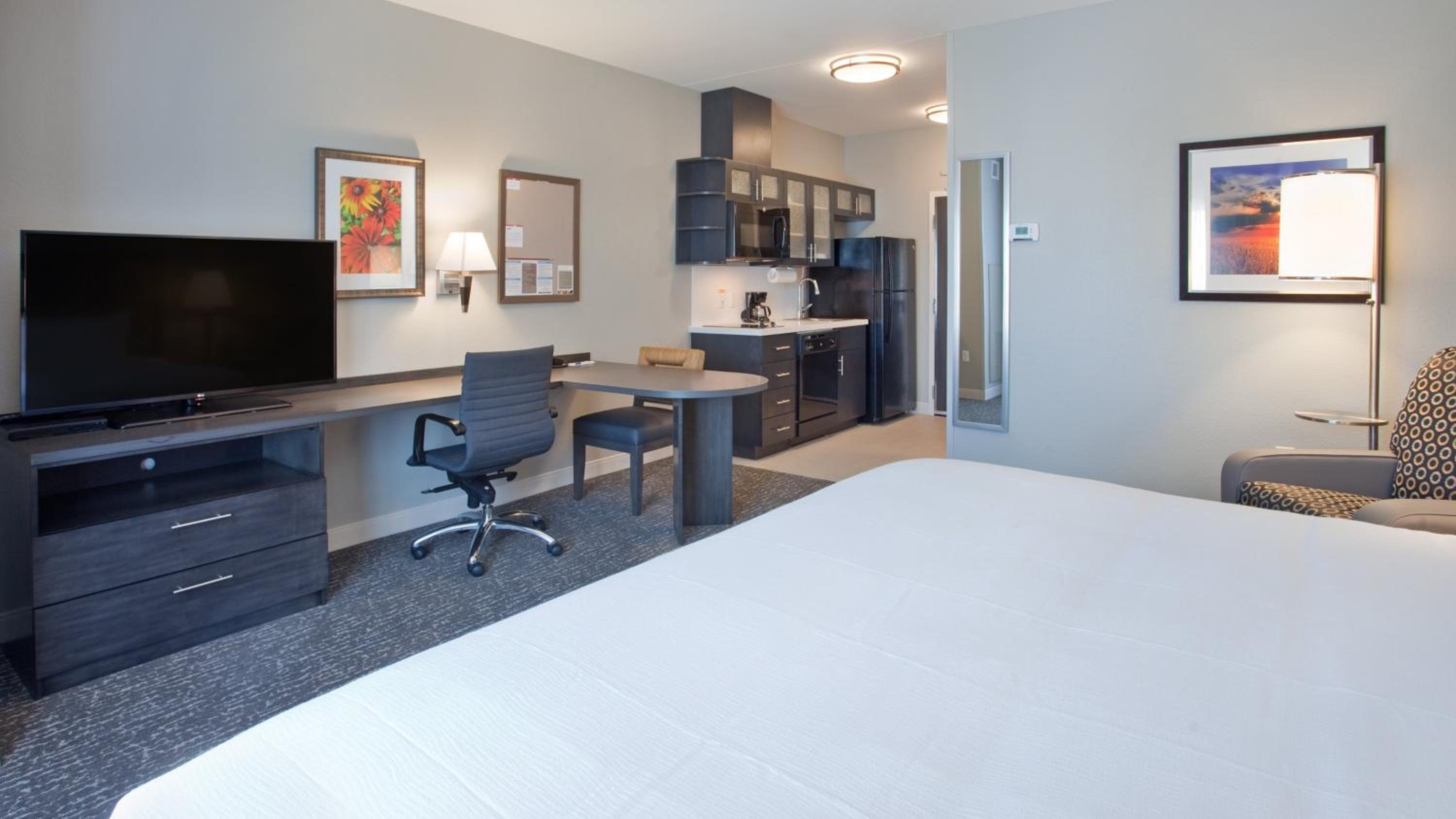 One-Bedroom King Suite with Communications Accessible Roll-In Shower photo 2