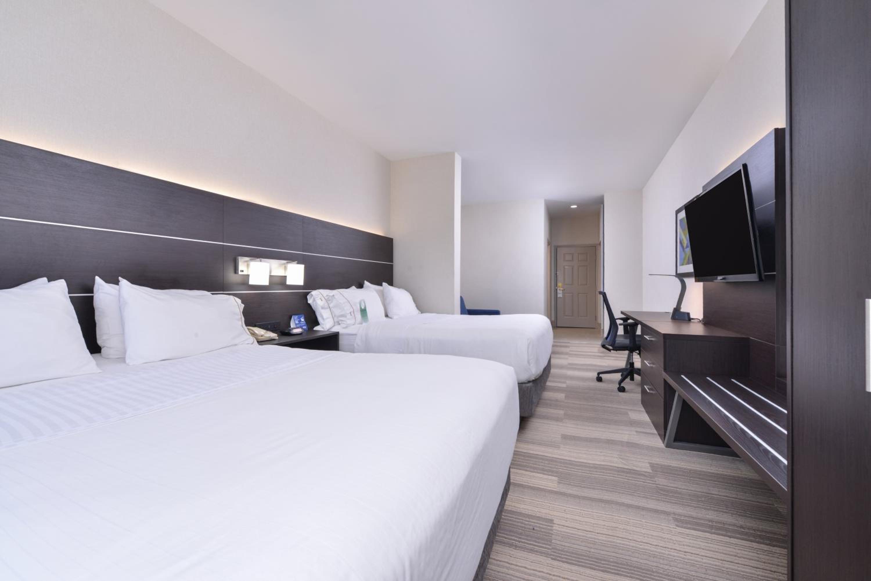 Room with Two Double Beds and Sofa Bed - Non-Smoking photo 2
