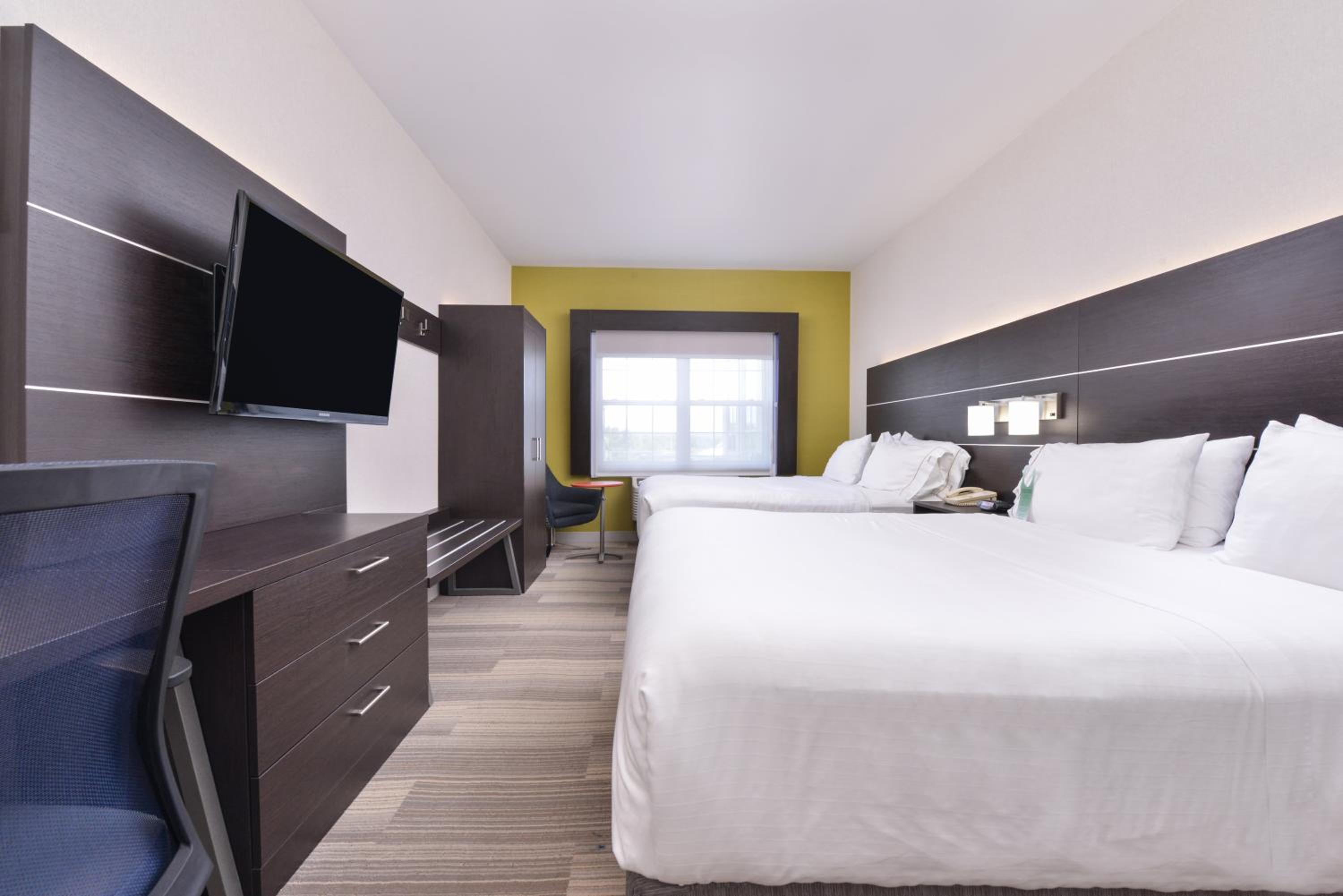 Standard Queen Room with Two Queen Beds photo 2