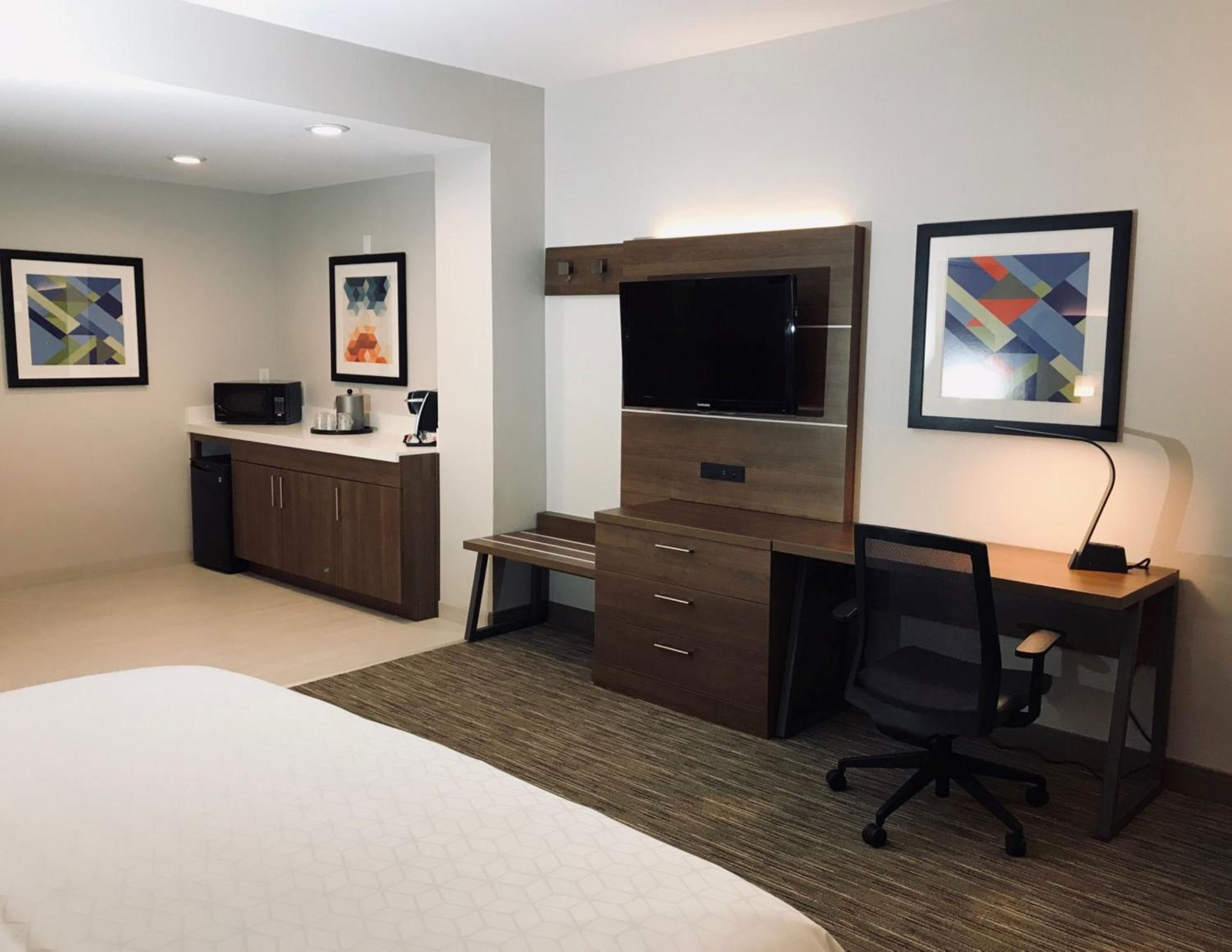 Standard King Room - Photo 12