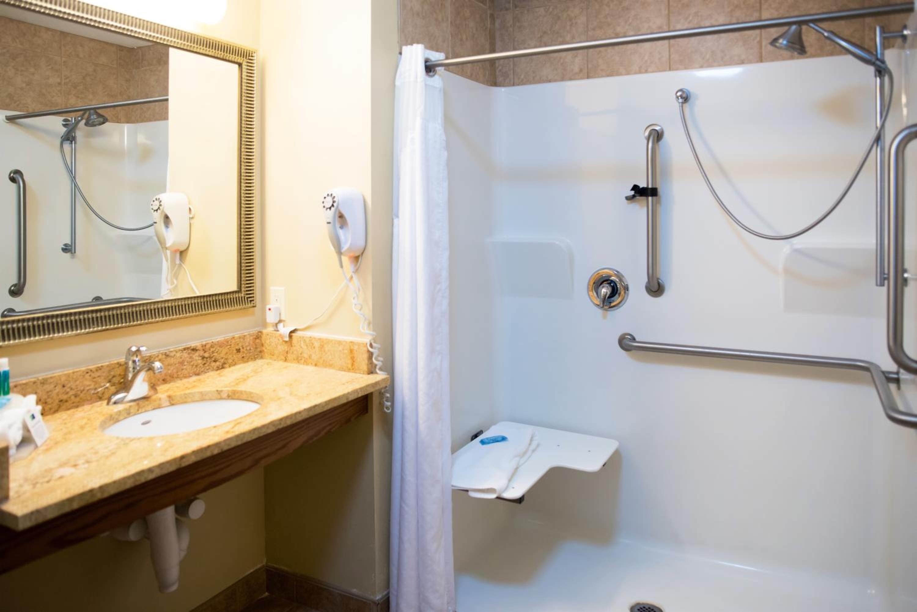 Queen Room with Two Queen Beds Hearing Accessible with Roll-In Shower - Non-Smoking - Photo 2