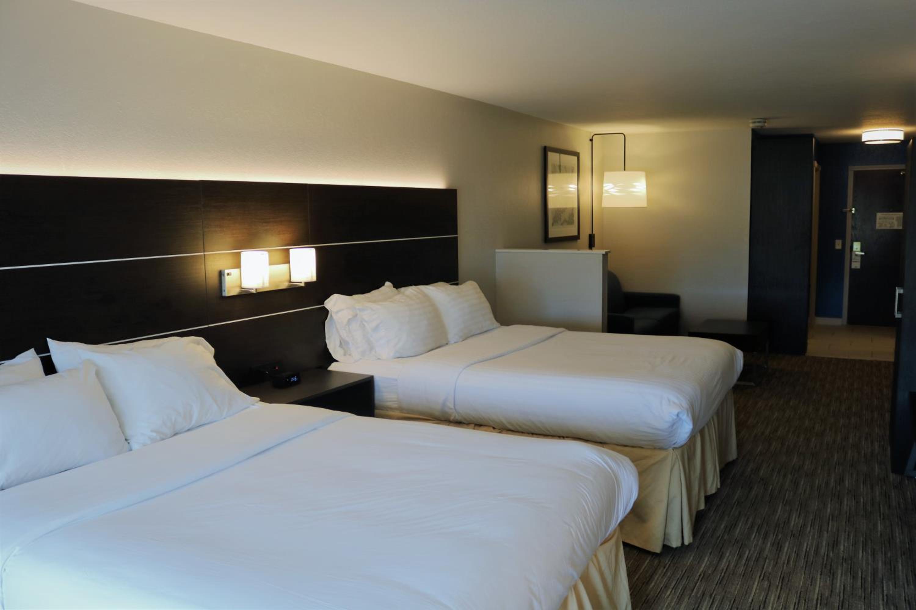 Suite with Two Queen Beds - Photo 4