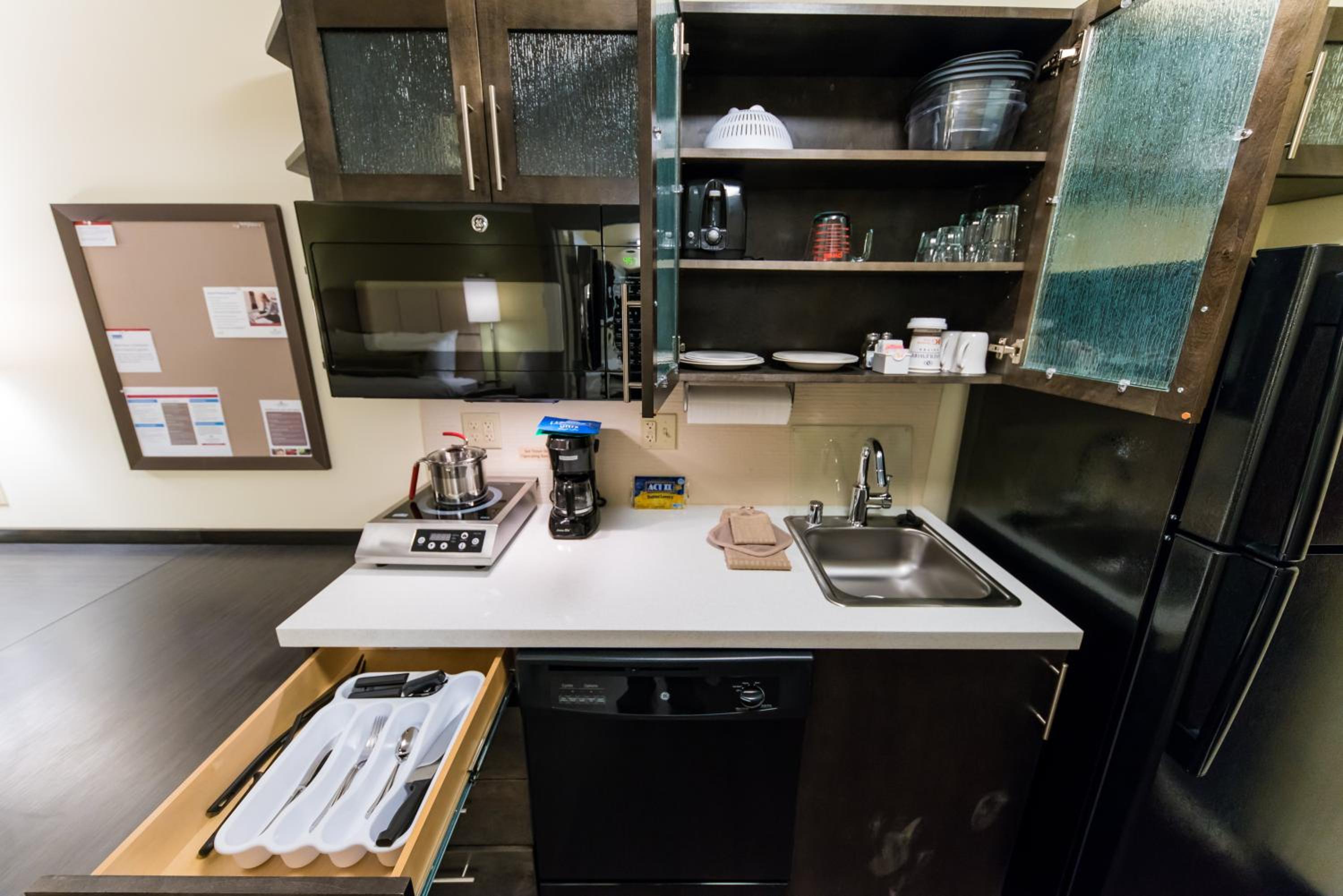 Queen Studio Suite - Mobility Access Tub/Non-Smoking photo 2