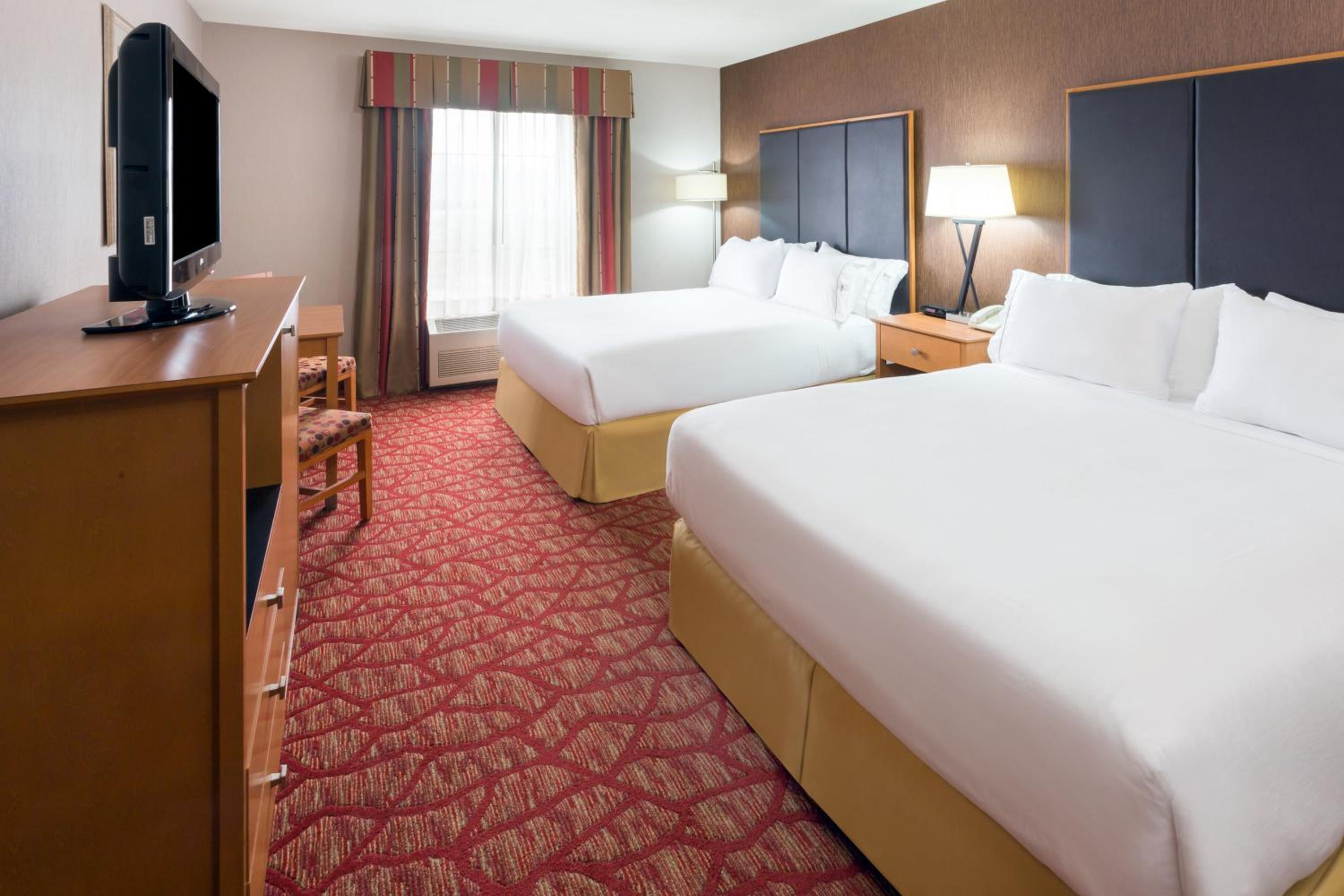 Standard Queen Room with Two Queen Beds and Mobility Accessible Tub - Photo 1