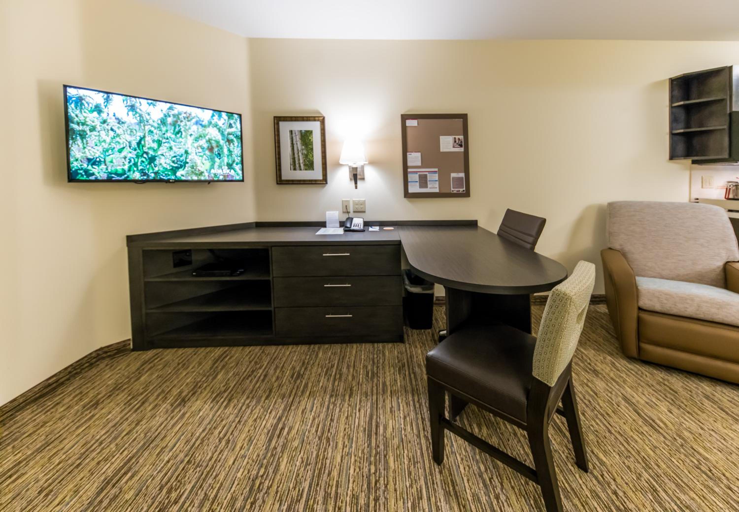 Queen Studio Suite with Mobility Accessible Tub photo 3