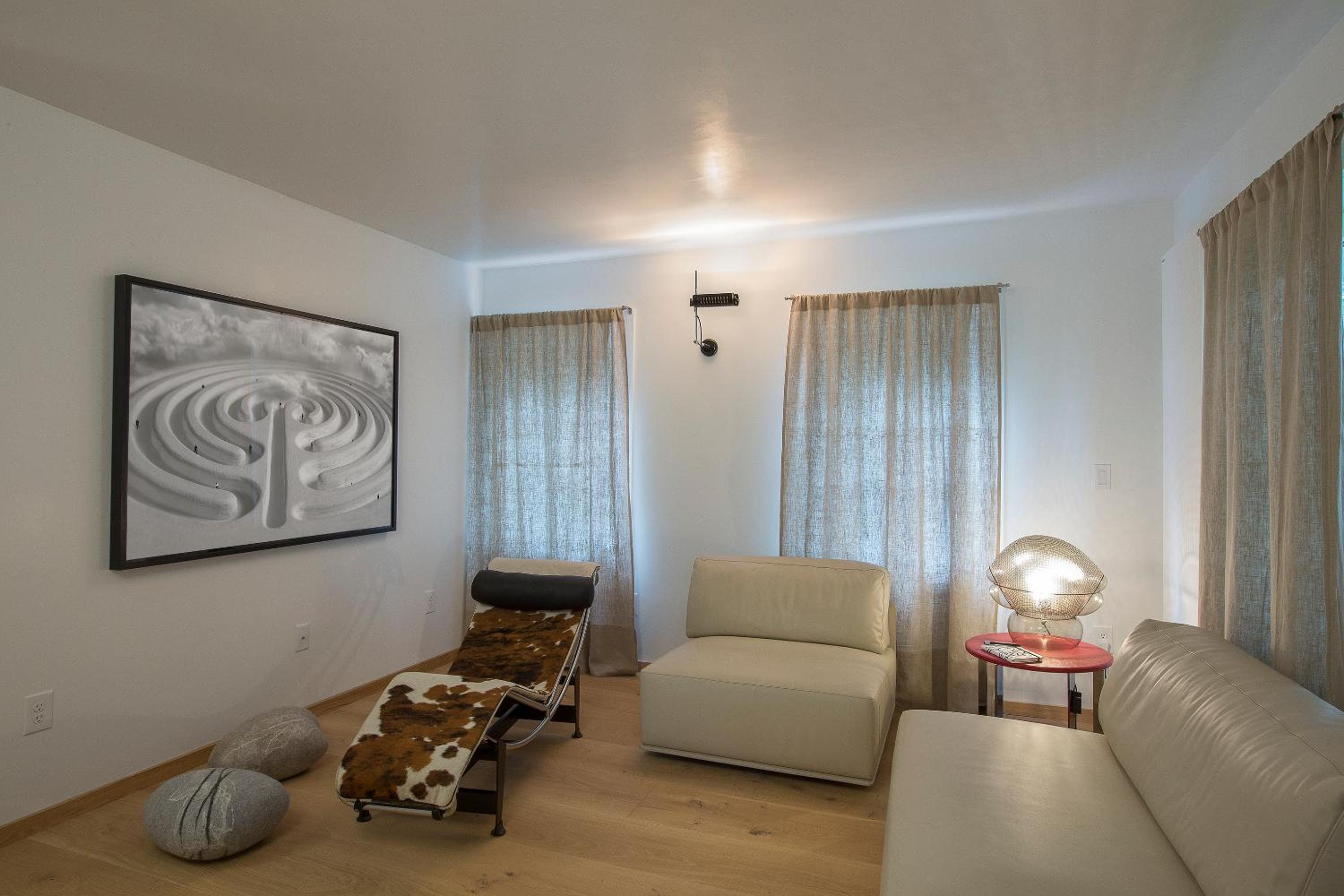 Deluxe King Suite - Photo 6
