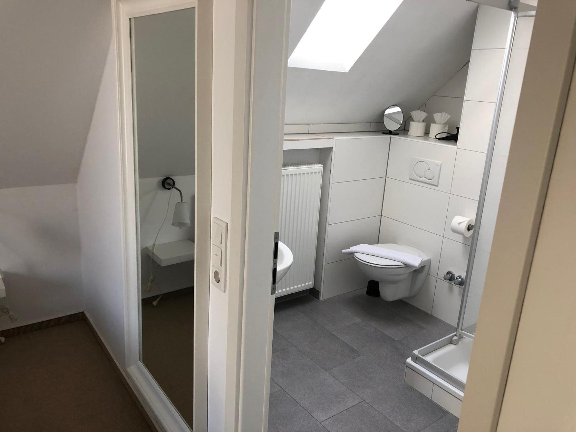 Large Double Room - Photo 5