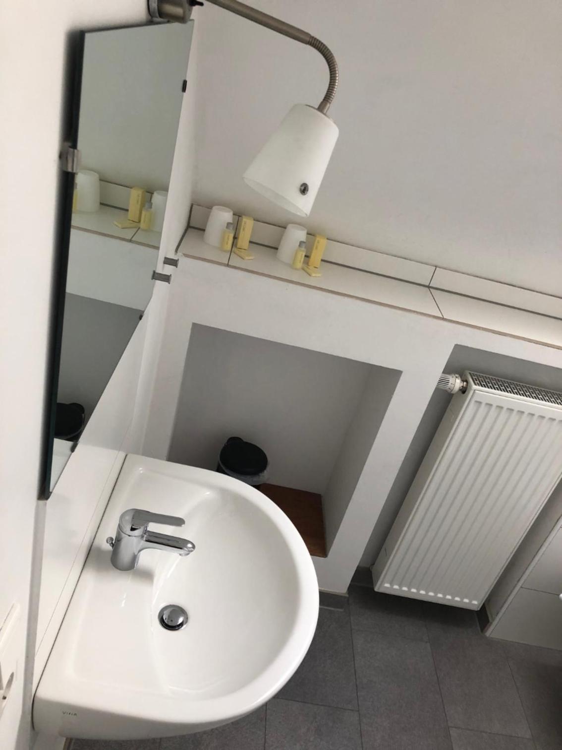 Large Double Room - Photo 6