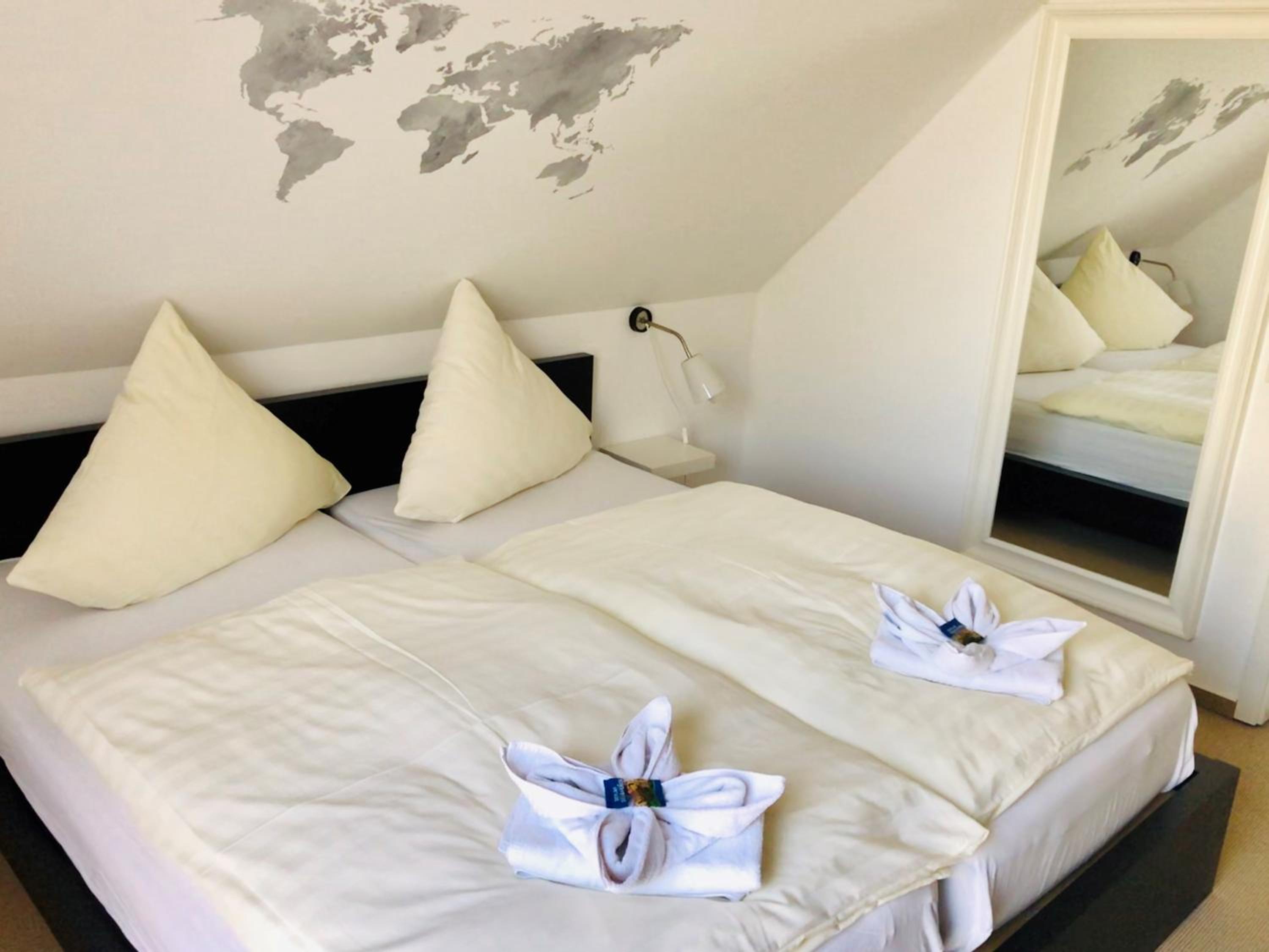 Large Double Room - Photo 1