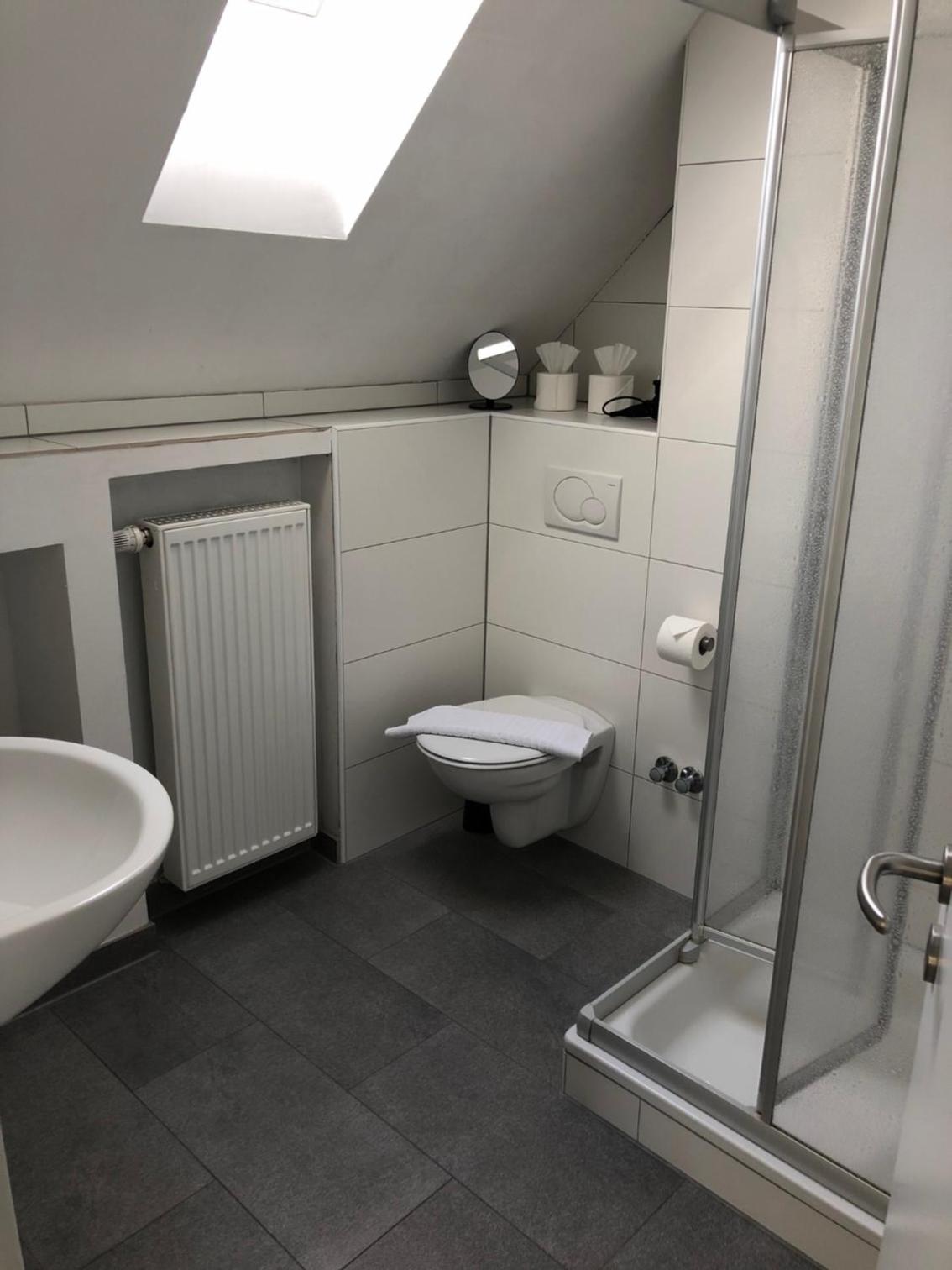 Large Double Room - Photo 4