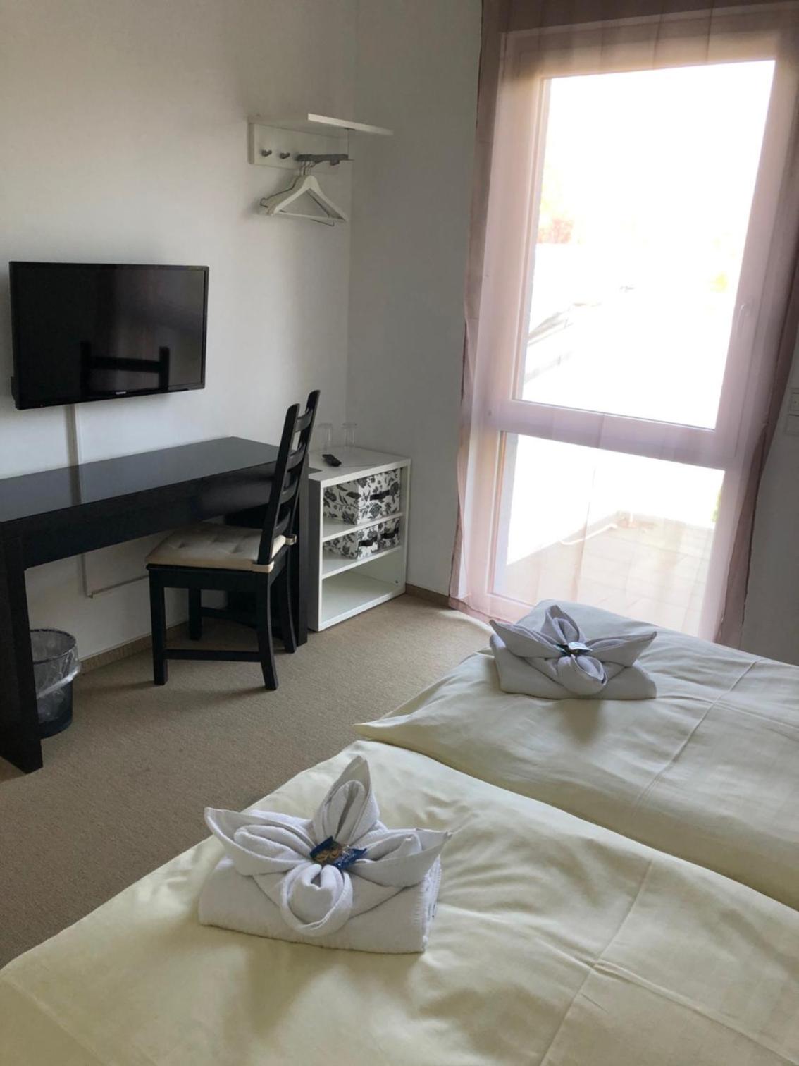 Large Double Room - Photo 3
