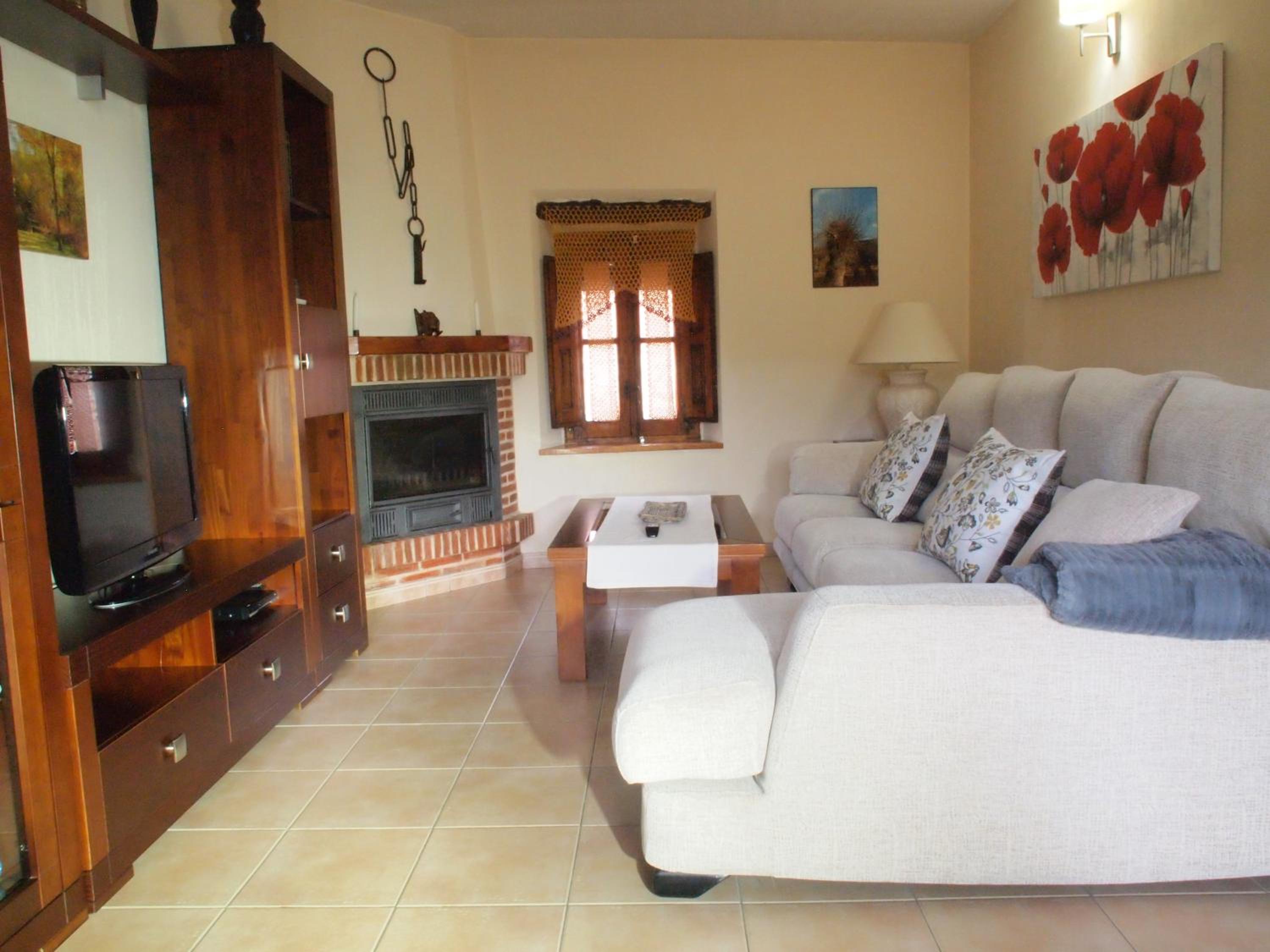 Three-Bedroom Townhouse - Photo 4
