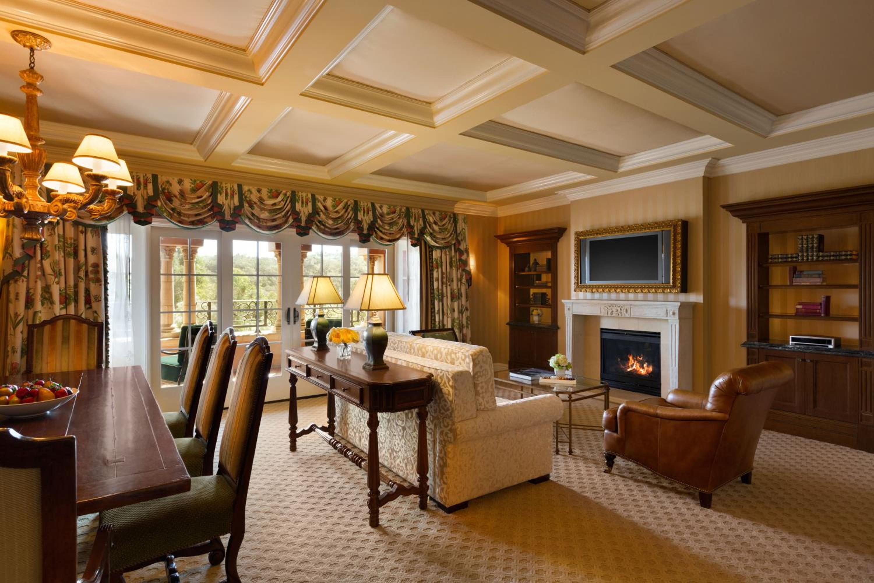 Paseo One-Bedroom King Suite with Sofa Bed and Fireplace - Photo 3