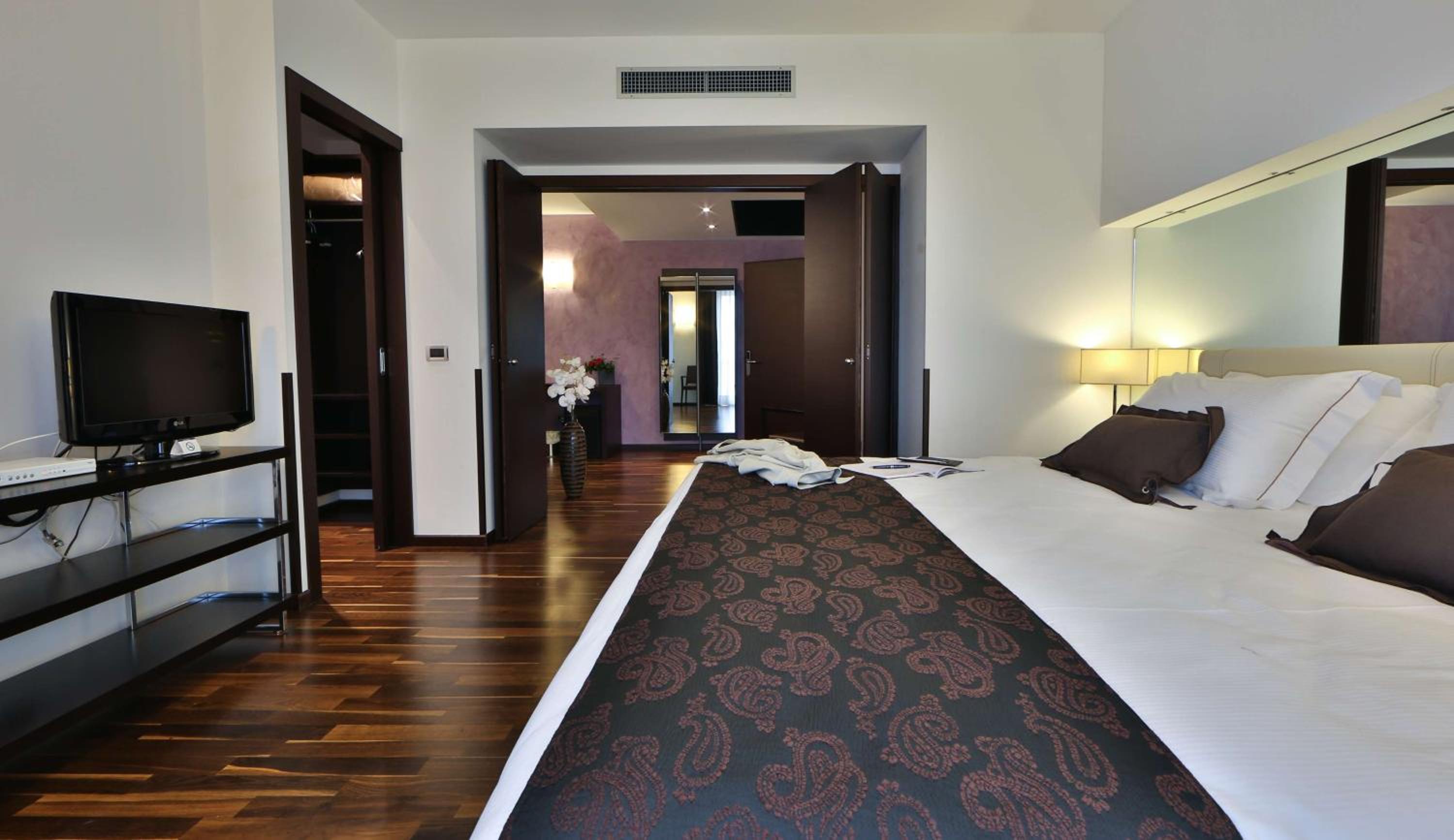 King Suite with Balcony - Photo 1