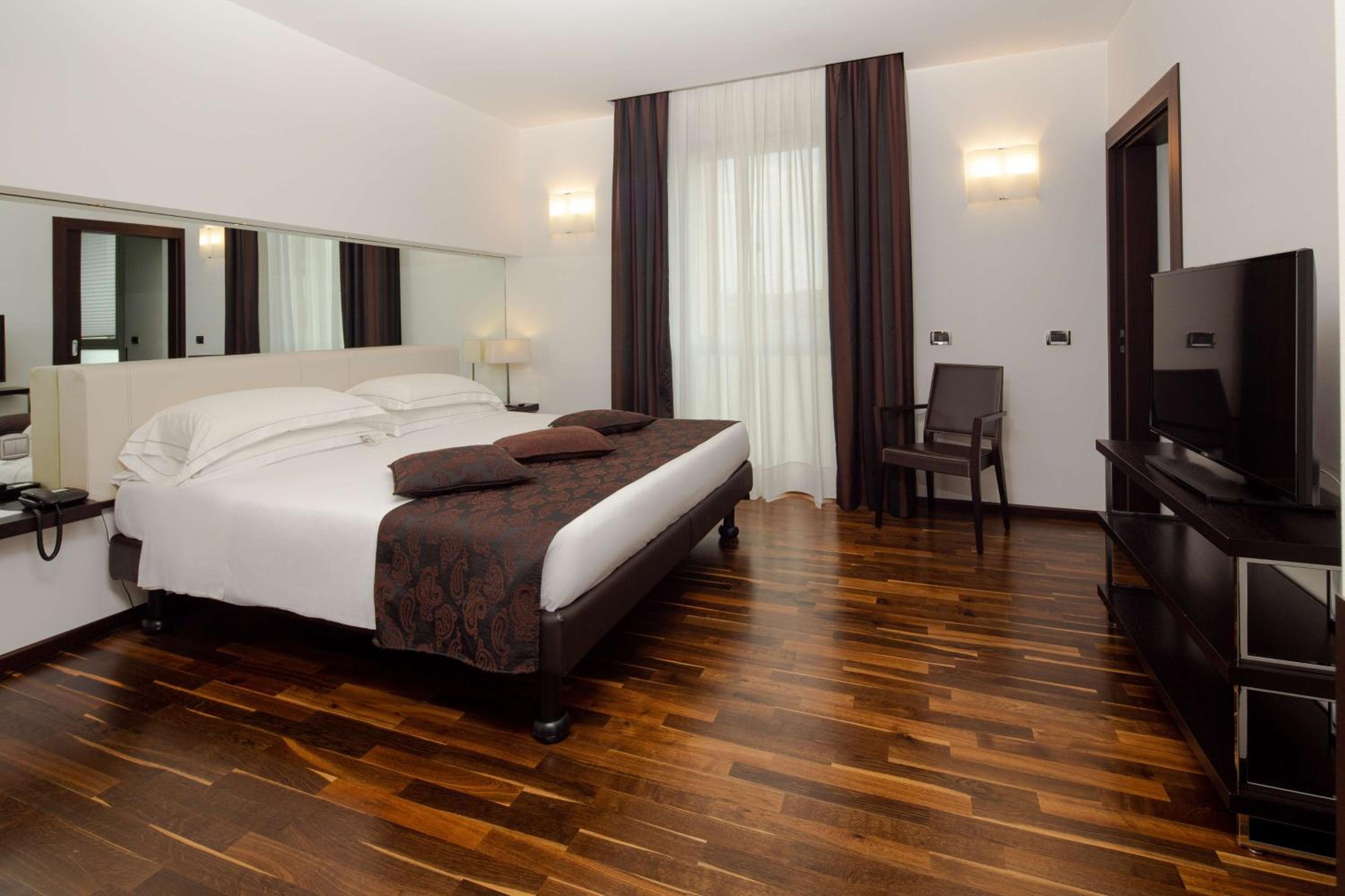 King Suite with Balcony - Photo 4