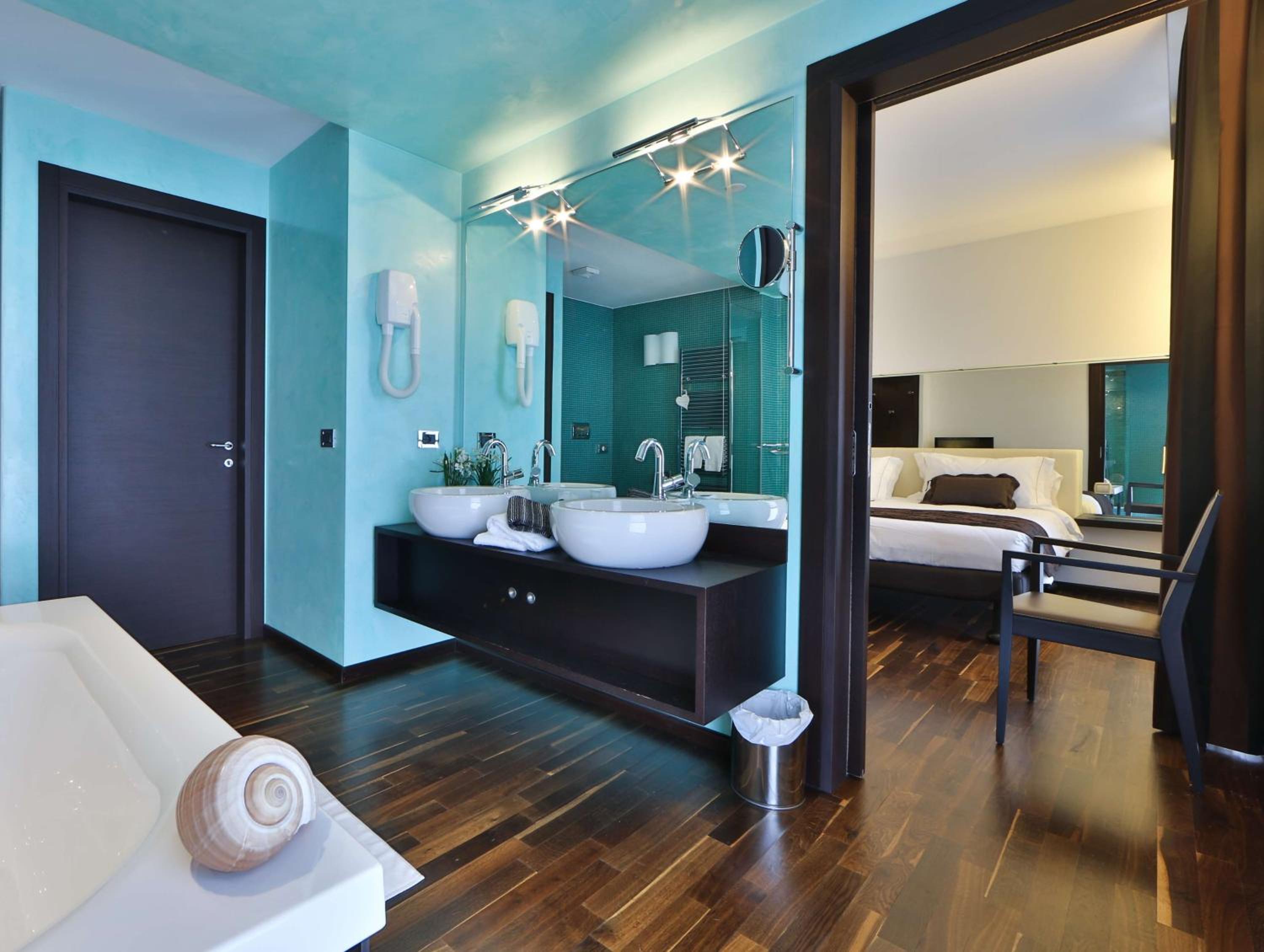 King Suite with Balcony - Photo 6