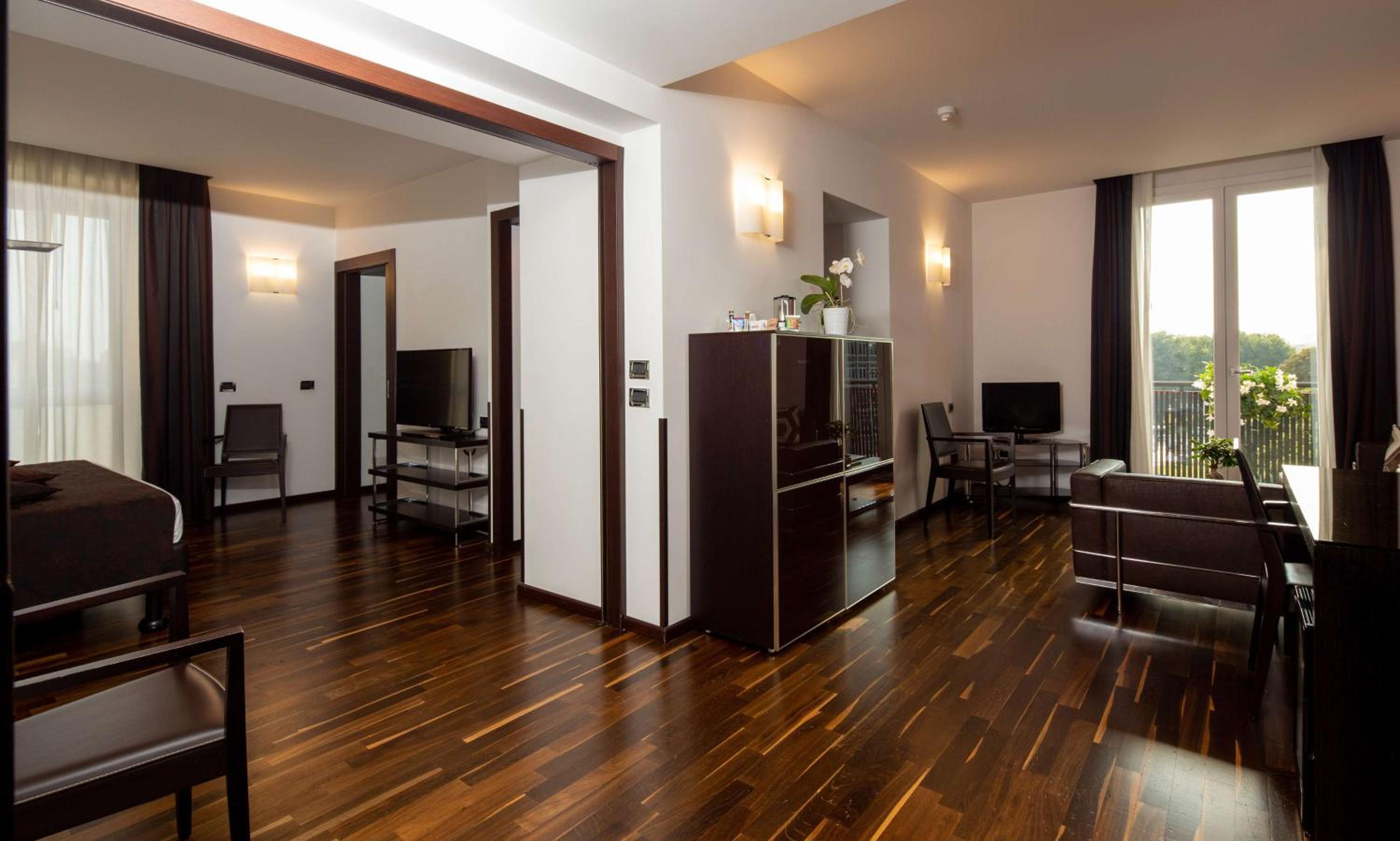 King Suite with Balcony - Photo 2