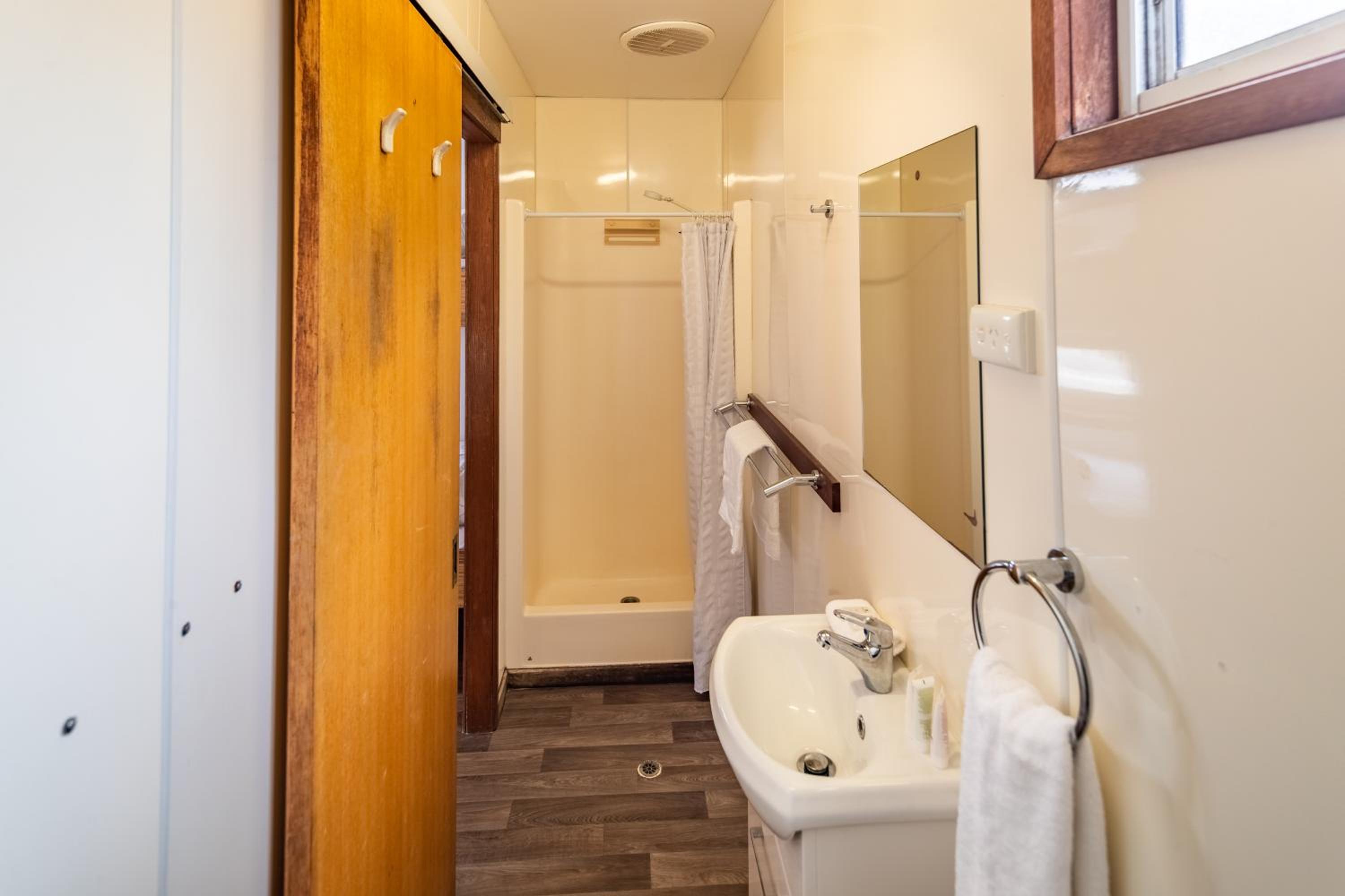 Standard Cabin – sleeps 6 photo 2