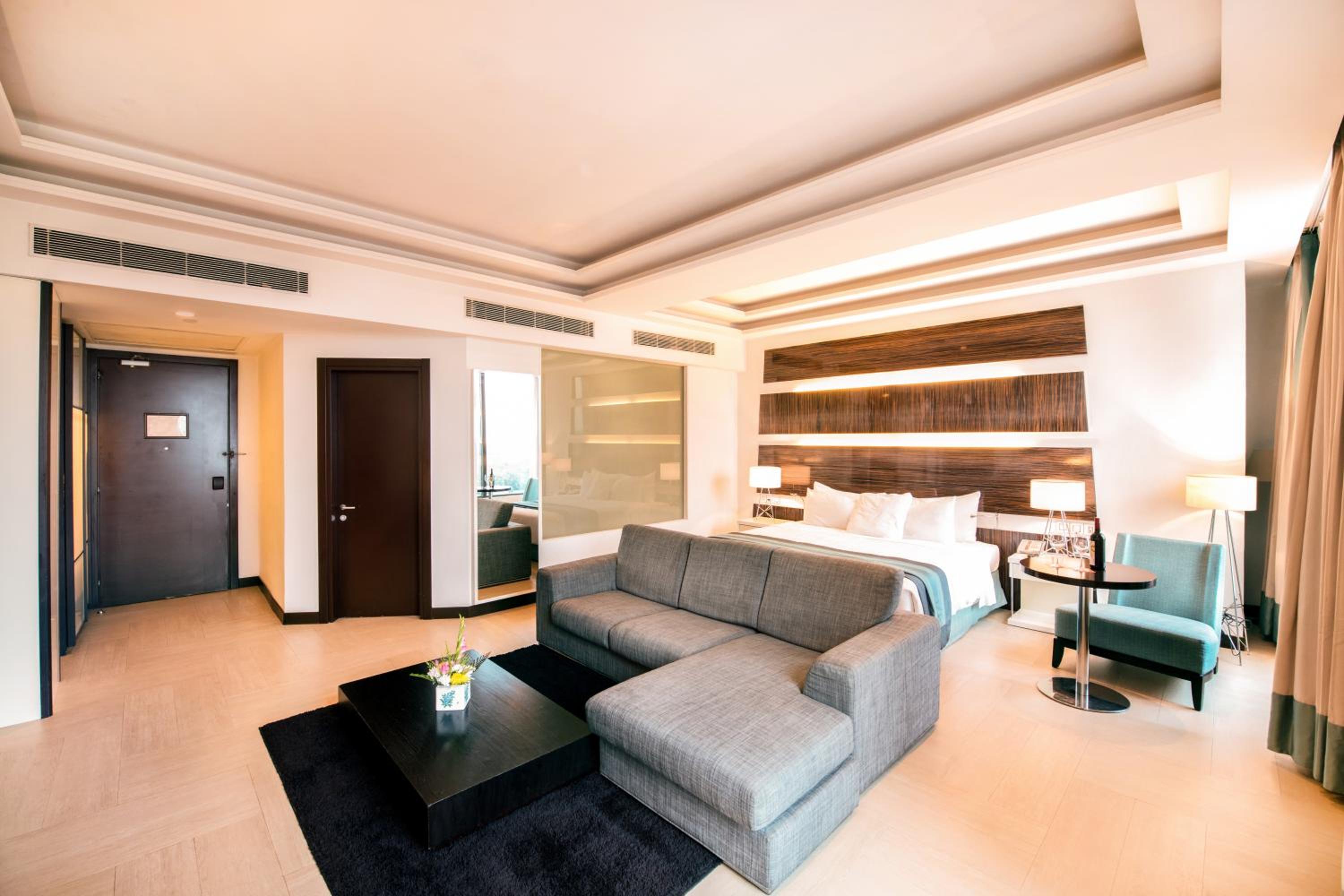 Executive Suite - Photo 4