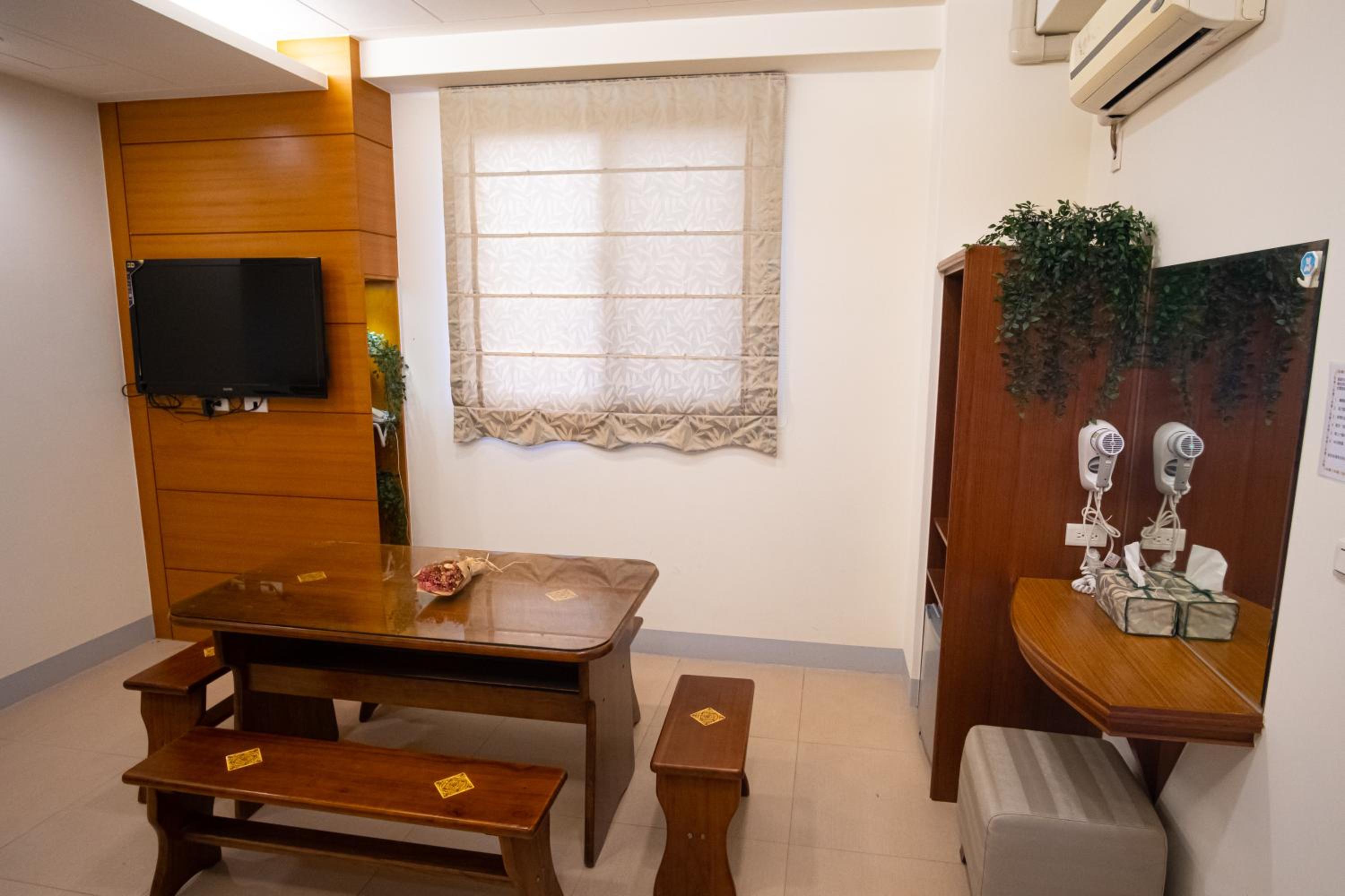 Family Room with Mountain View photo 3