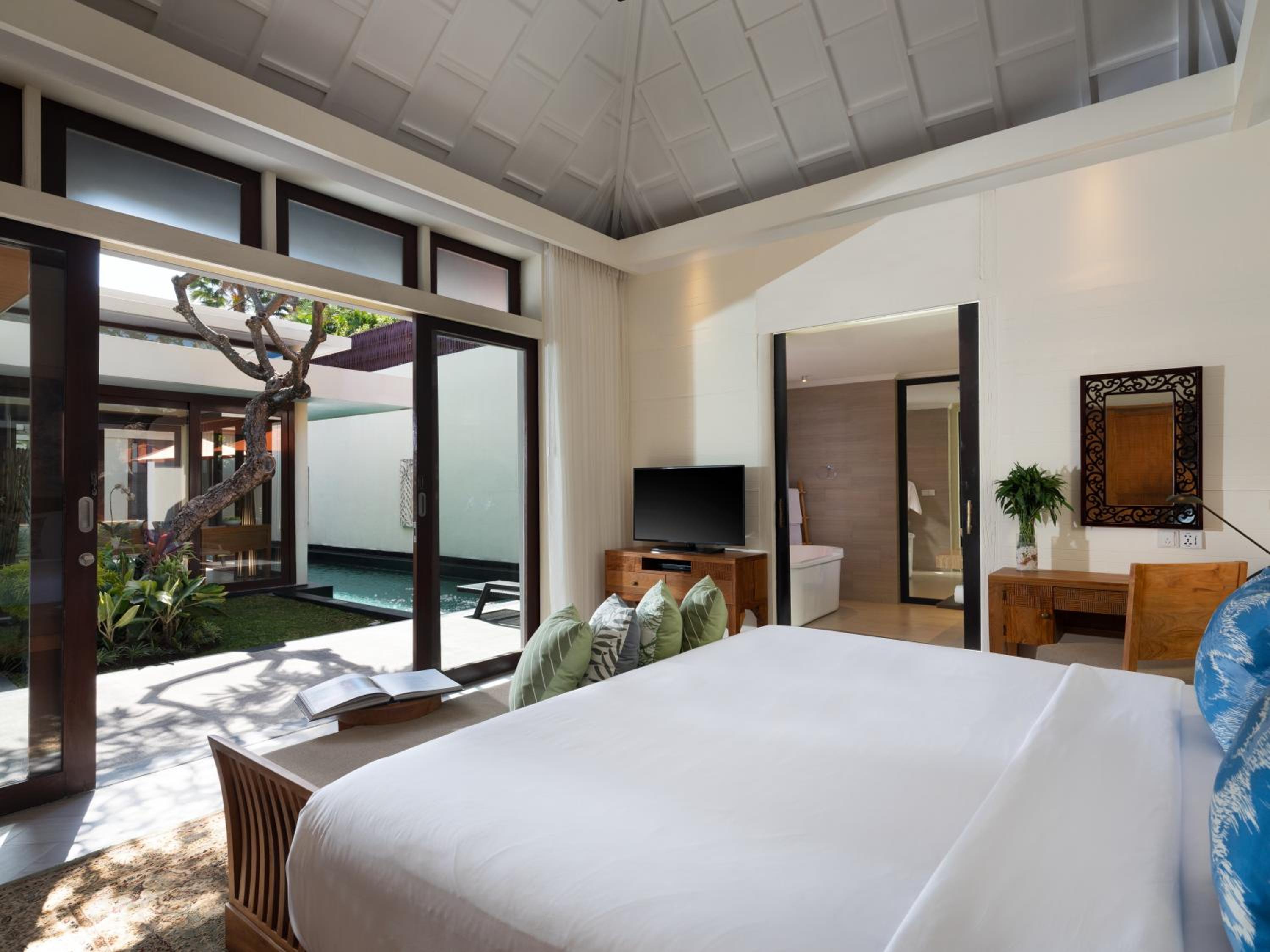 One-Bedroom Villa with Private Pool, Bathtub and Fully Equipped Kitchenette thumbnail 6