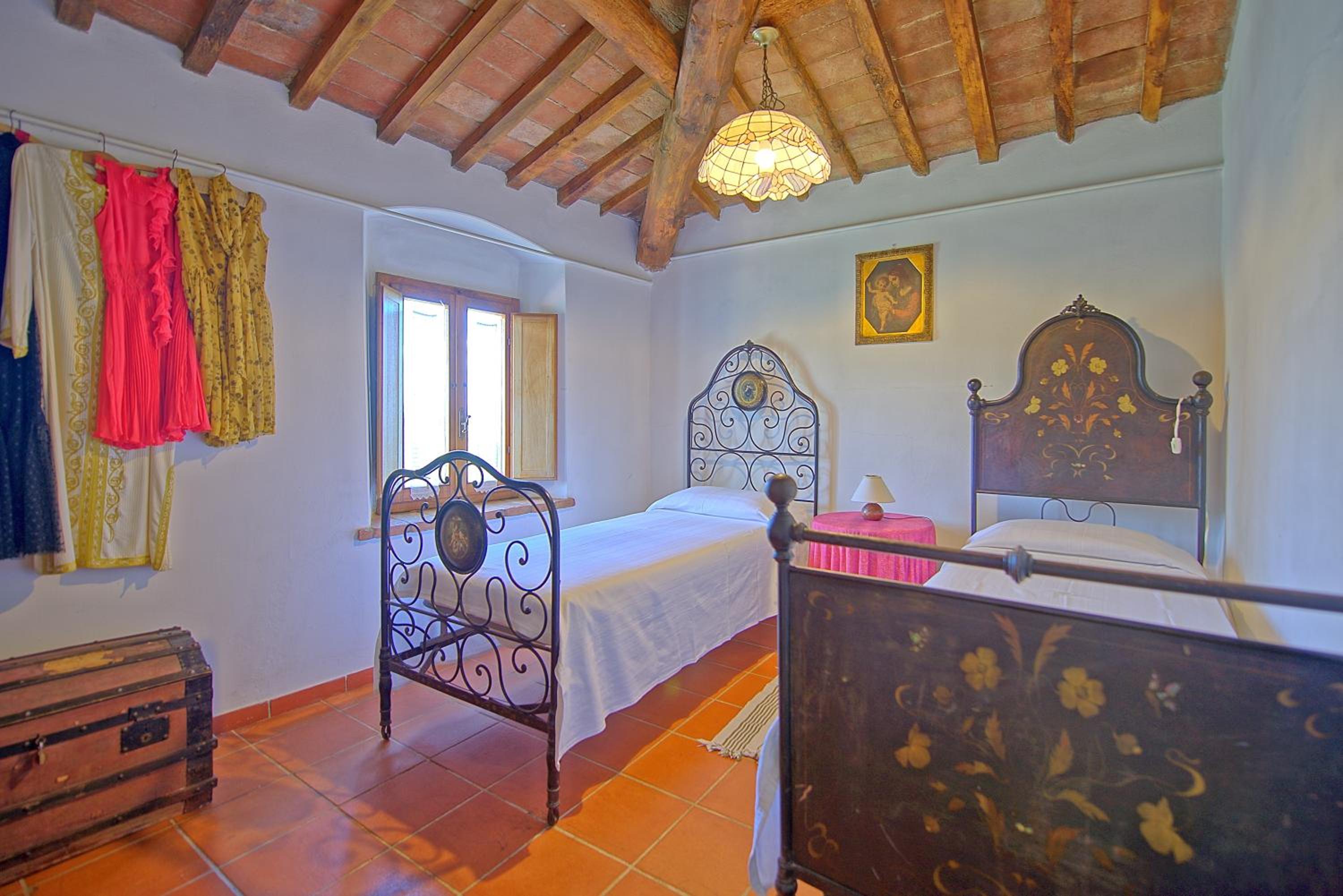 Five-Bedroom House photo 1