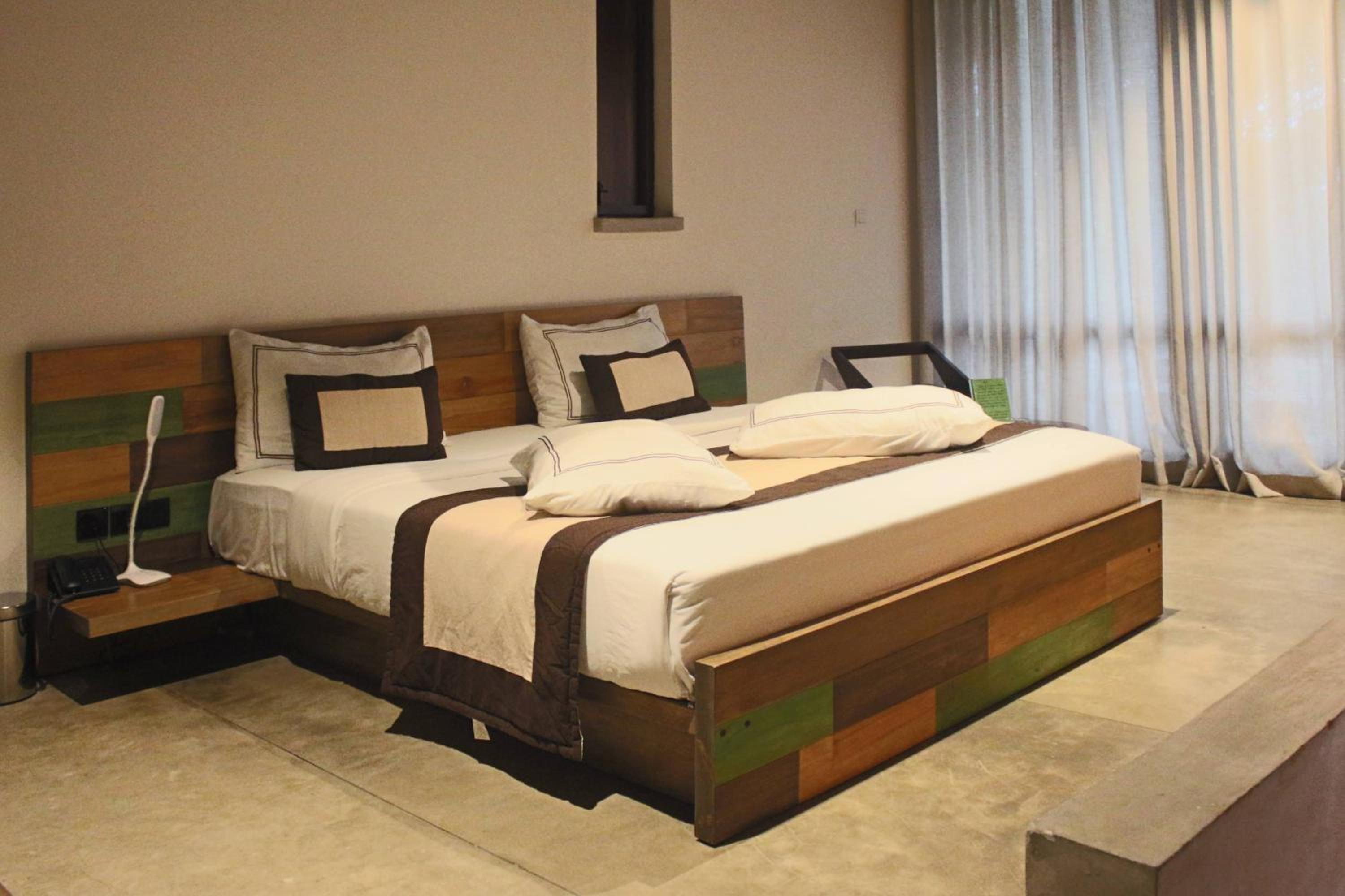 Deluxe Double Room with Lake View and Early check-in/Late check-out on availability + Free Pick up and drop to the Railway Station and Kandy Bus Stand  photo 2