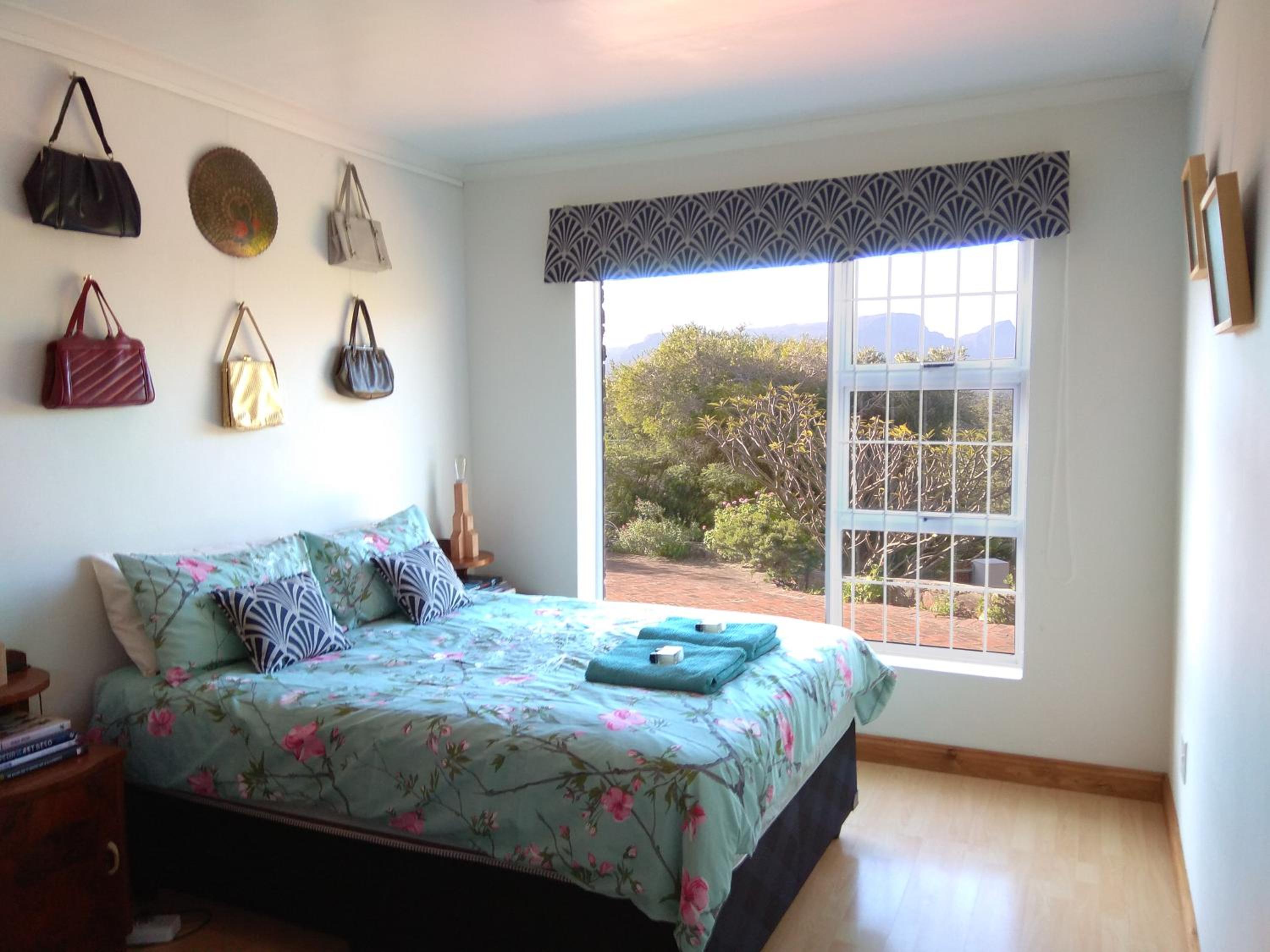 Art Deco Apartment with Mountain View photo 1