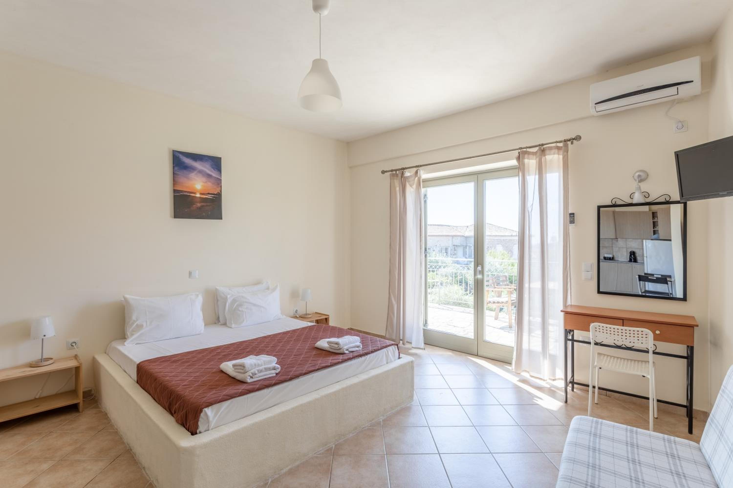Studio Apartment - Photo 4