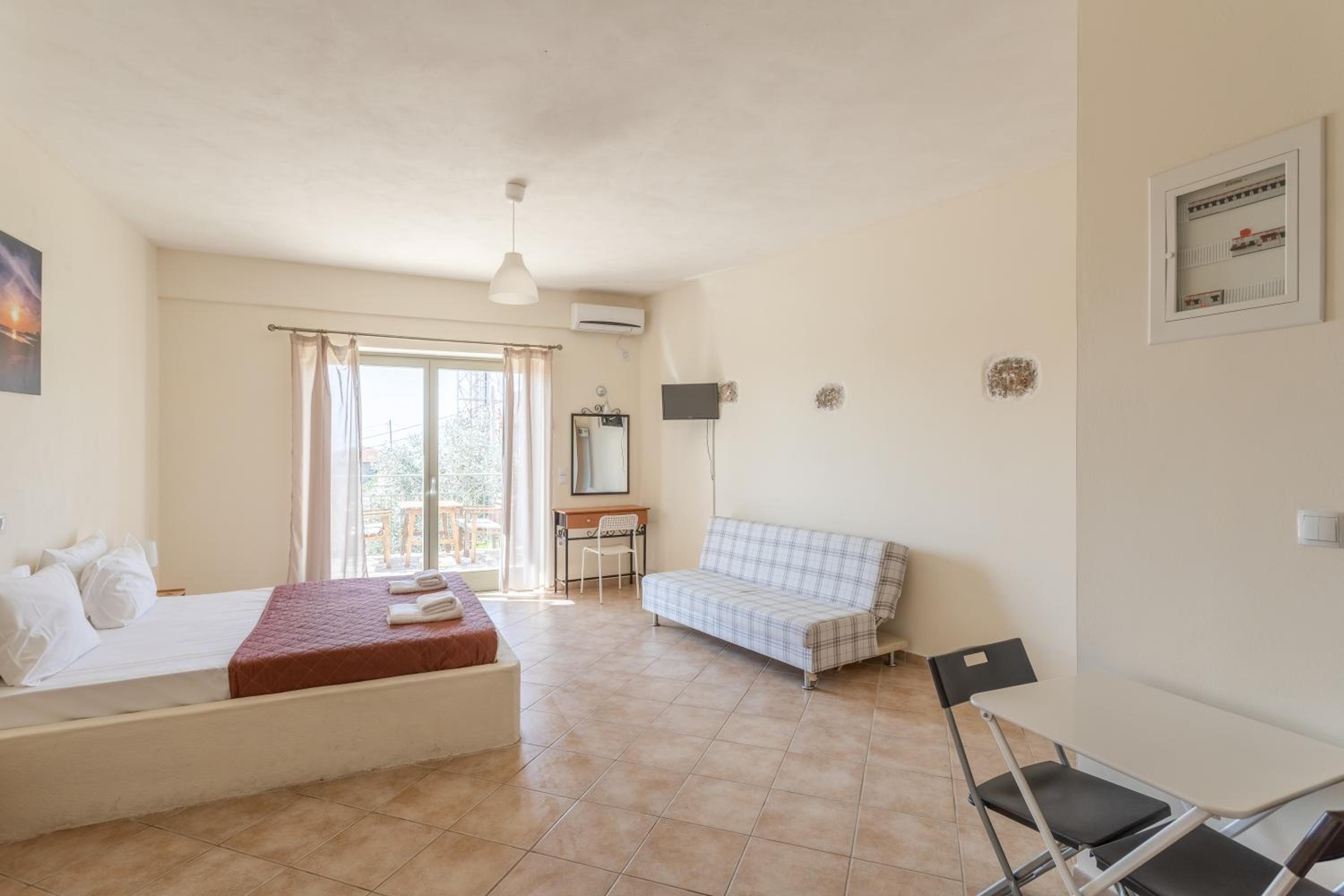 Studio Apartment - Photo 12