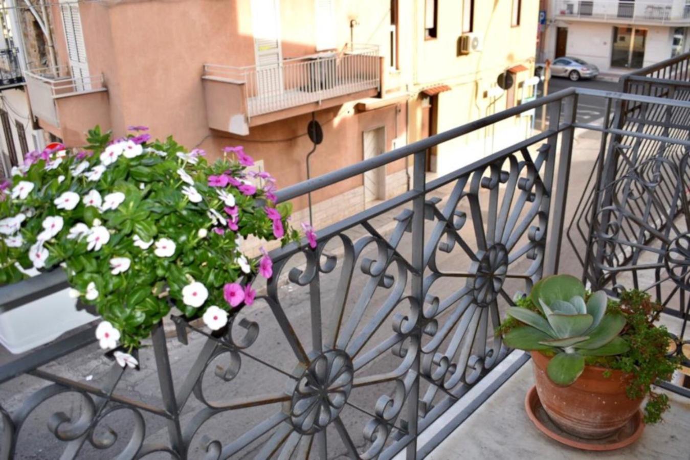 Deluxe Double Room with Balcony - Photo 3