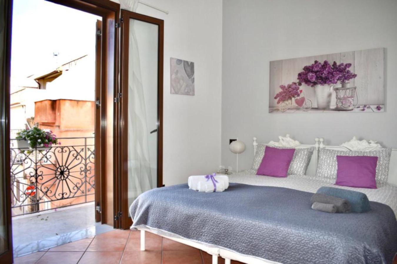 Deluxe Double Room with Balcony - Photo 4
