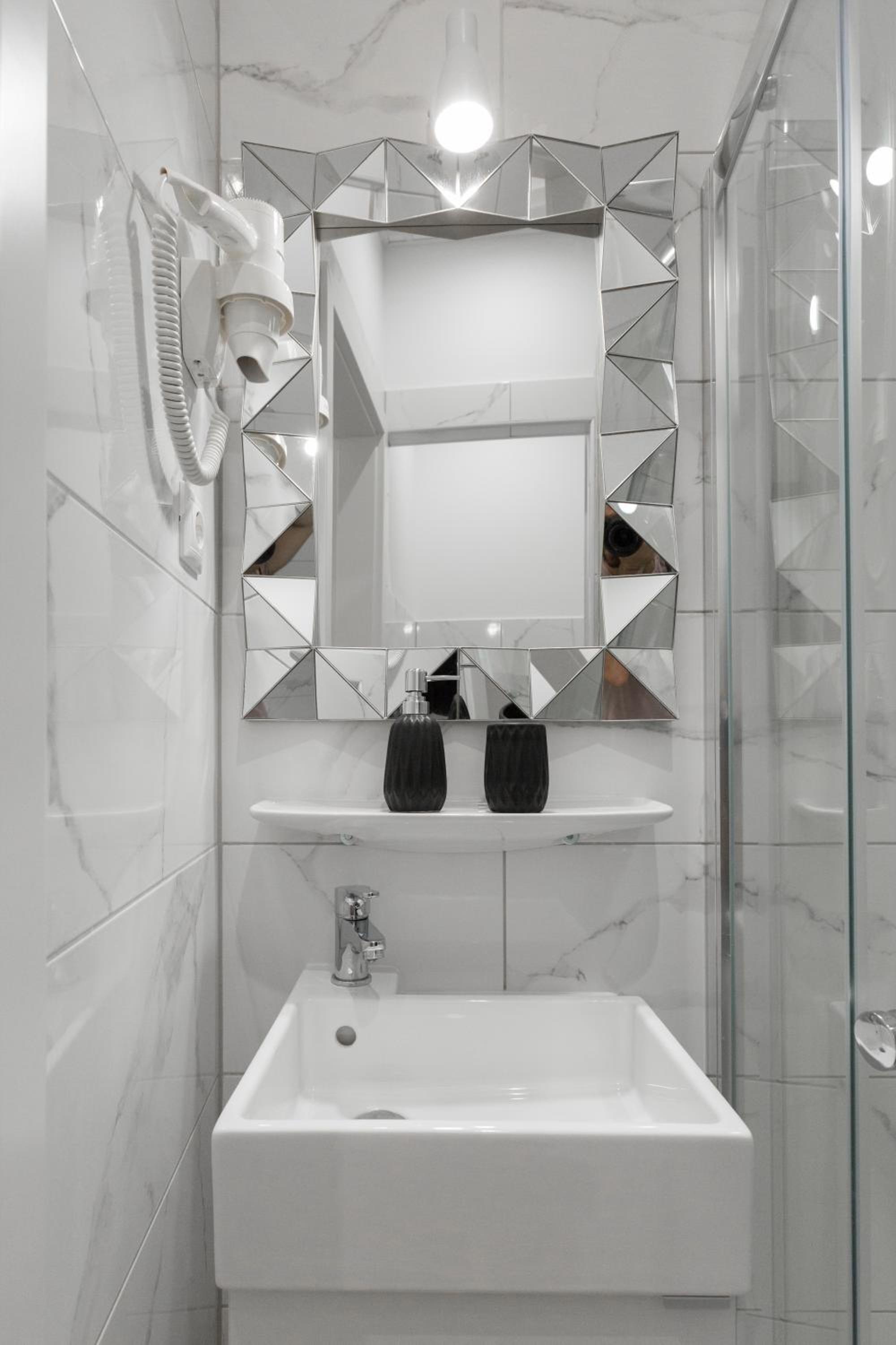 Standard Twin Room - Photo 7