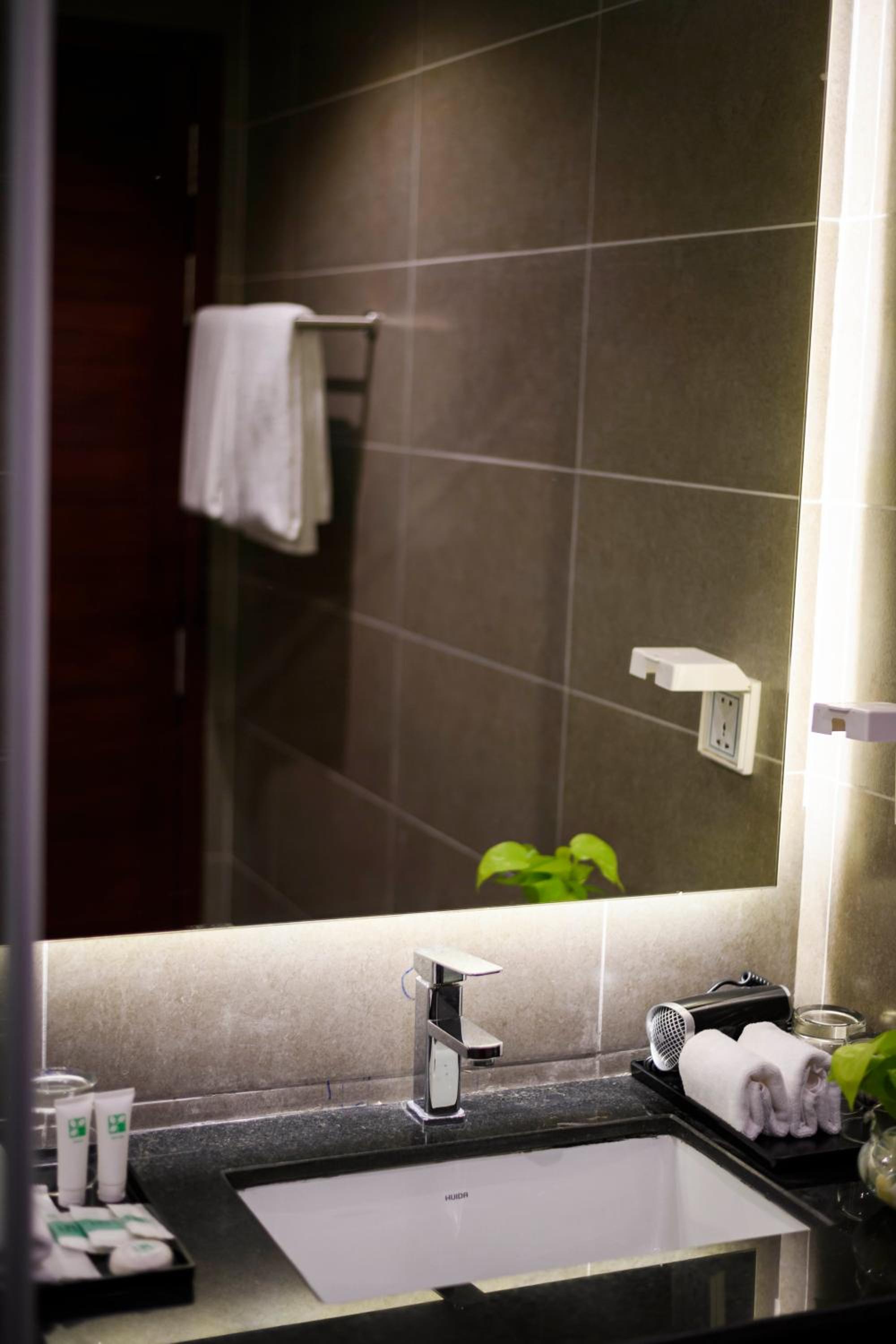Three-Bedroom Suite - Photo 18