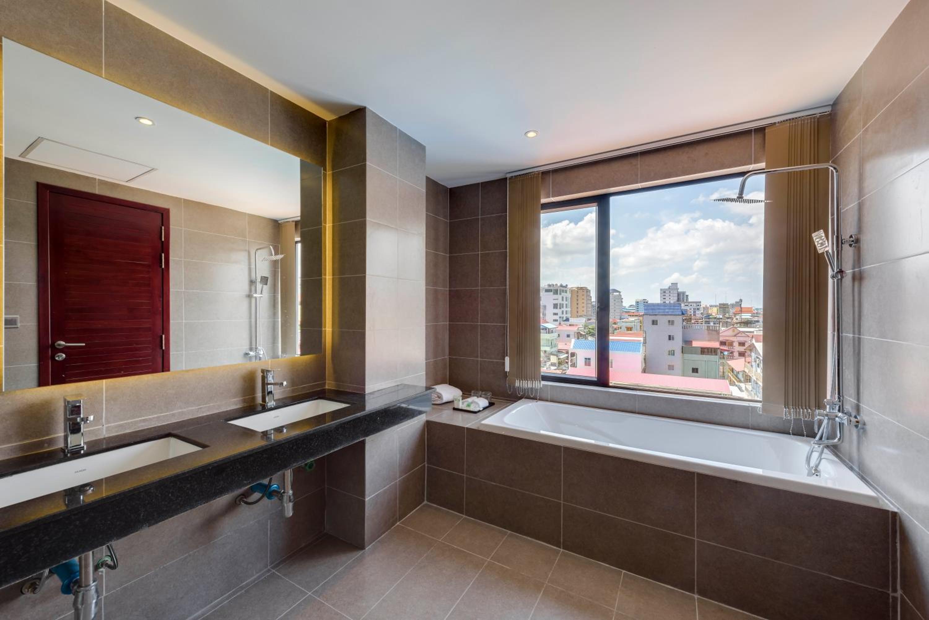 Three-Bedroom Suite - Photo 4